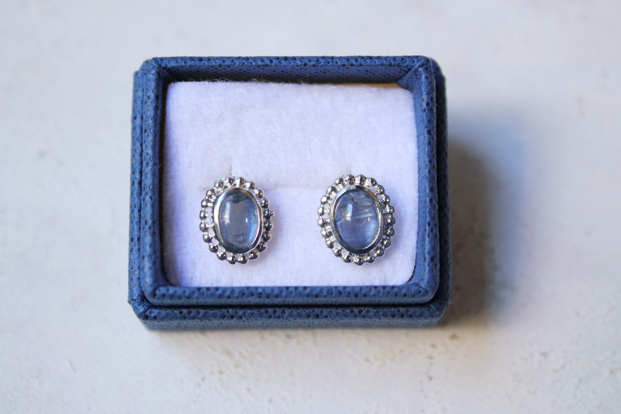 カイヤナイトの一粒ピアス