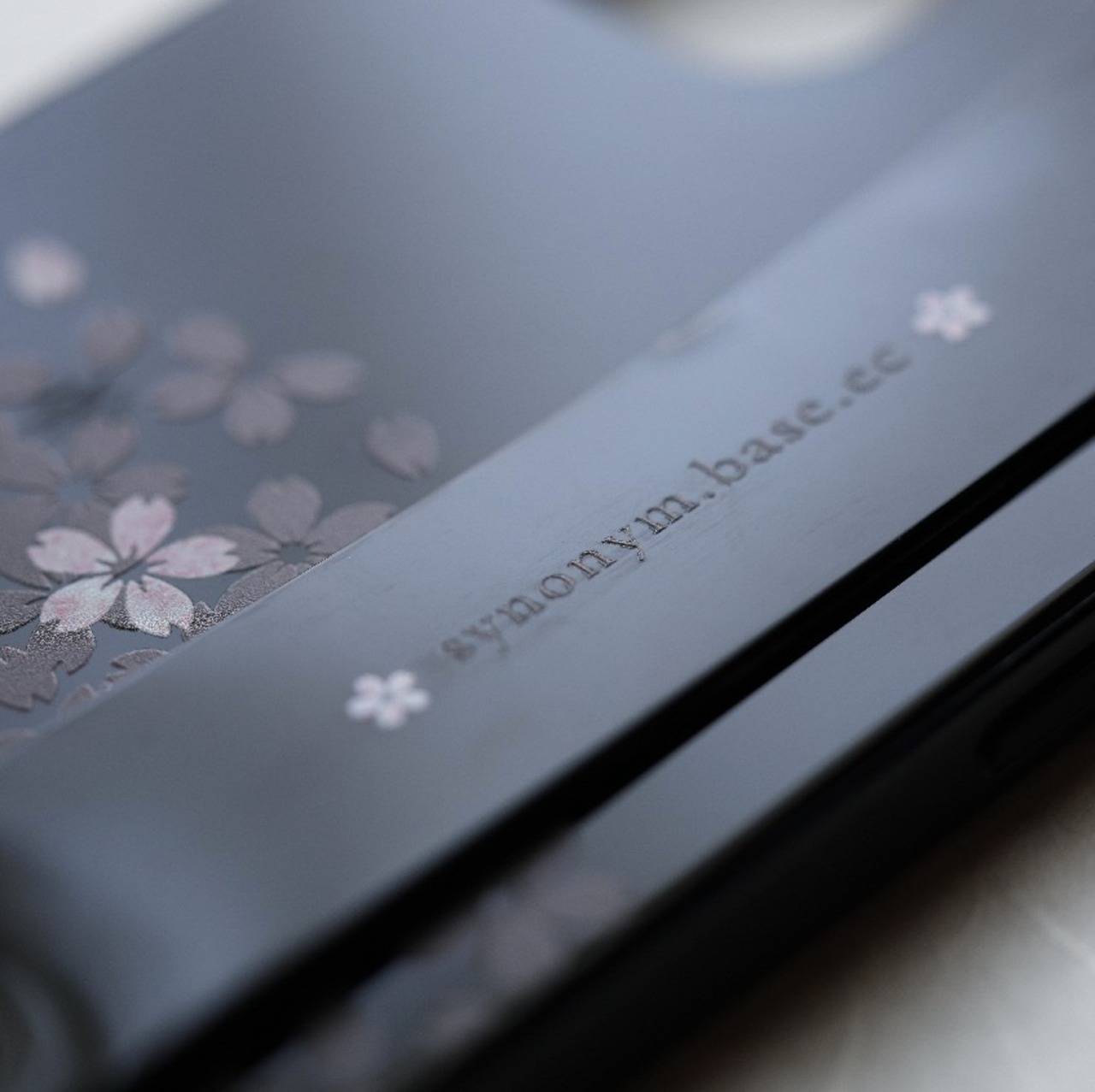 【iPhone14Plus/OUTLET】夜桜 - 和風 立体型 ハンドベルト付ソフトiPhoneケース