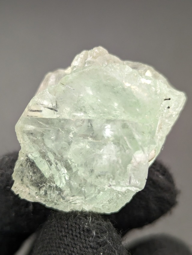 フローライト(蛍石)/アクチノライト(緑閃石)  パキスタン  R5-1050