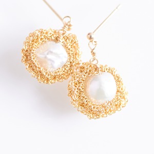 sumikaneko(スミカネコ) / moon drops crochet baroque pearl pierce  / GOLD