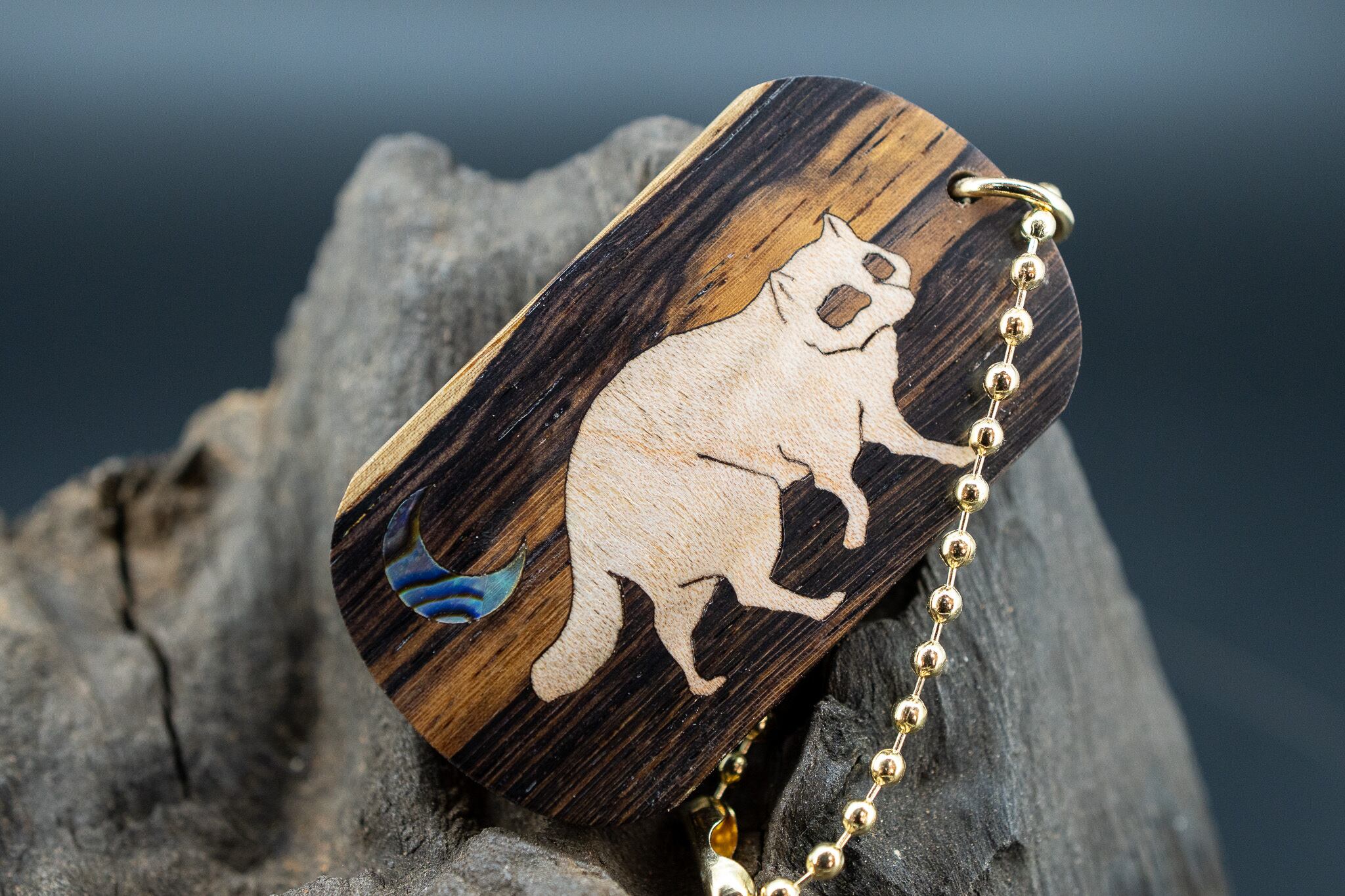 【 熱帯の黒き宝 】 ラオスブラック ドッグタグ 象嵌 三日月とたぬき