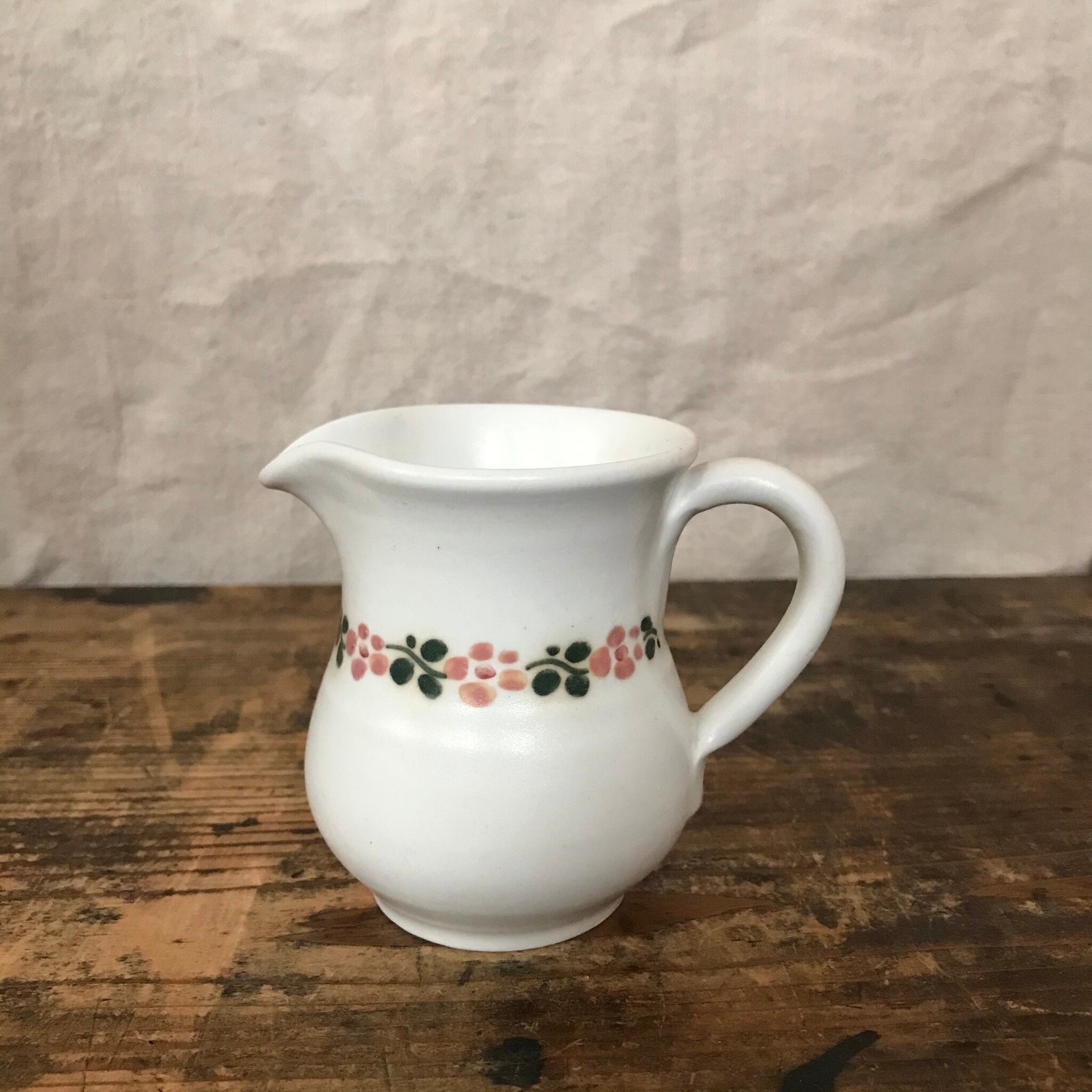 ピンクの花のラインが入ったピッチャー