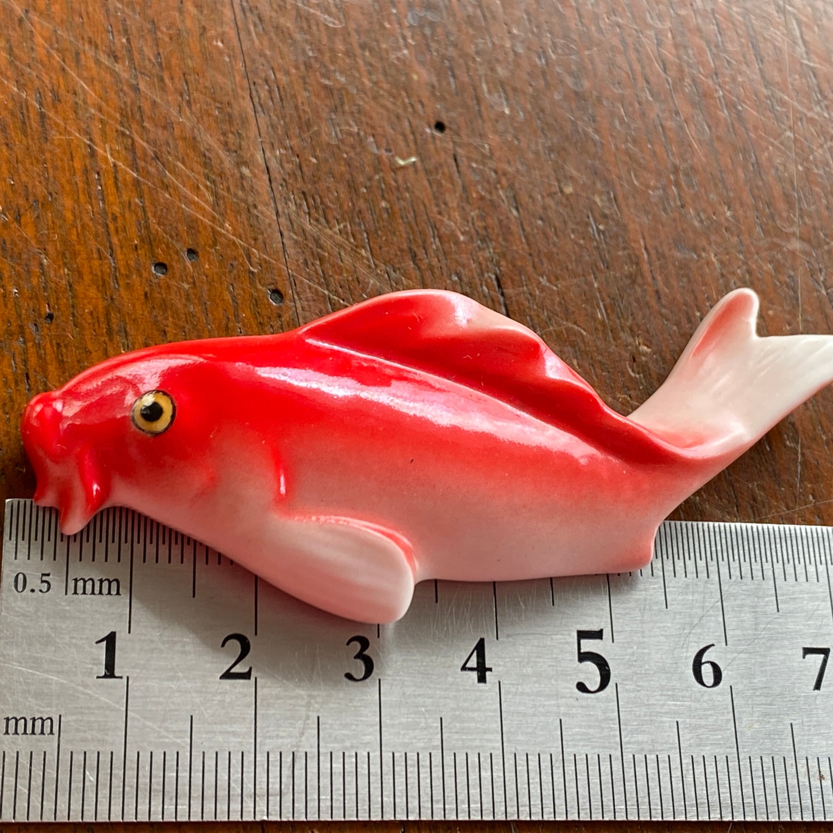 アンティーク　日本陶器　ボーンチャイナ緋鯉の帯留め