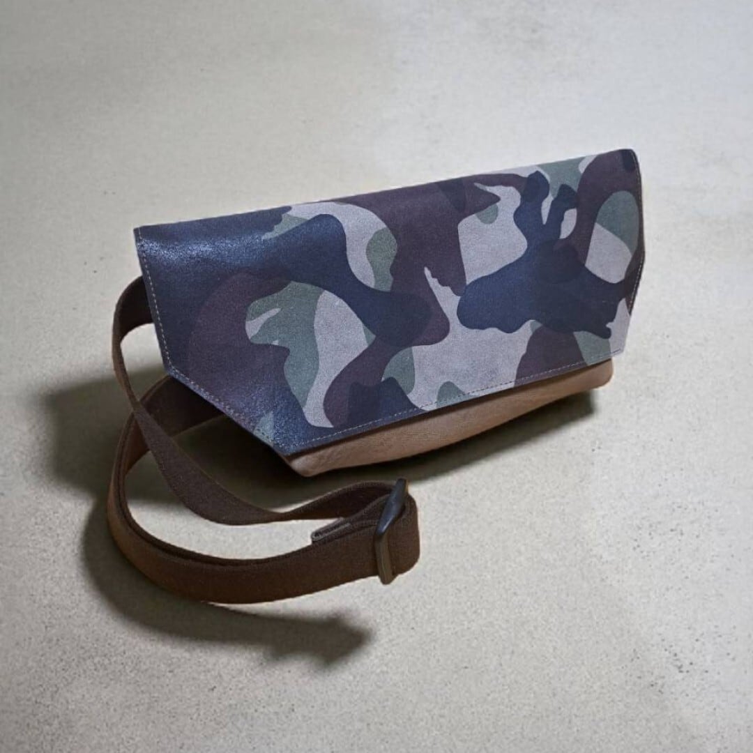 迷彩レザーボディバッグ| 厚地牛革 × 迷彩プリント
