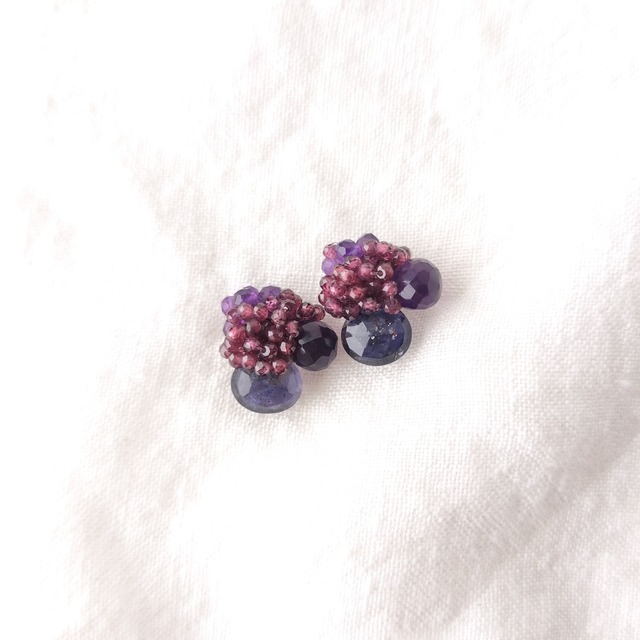 【天然石刺繍／ピアス 】Rhodolite Garnet × Amethyst × Iolite Earrings