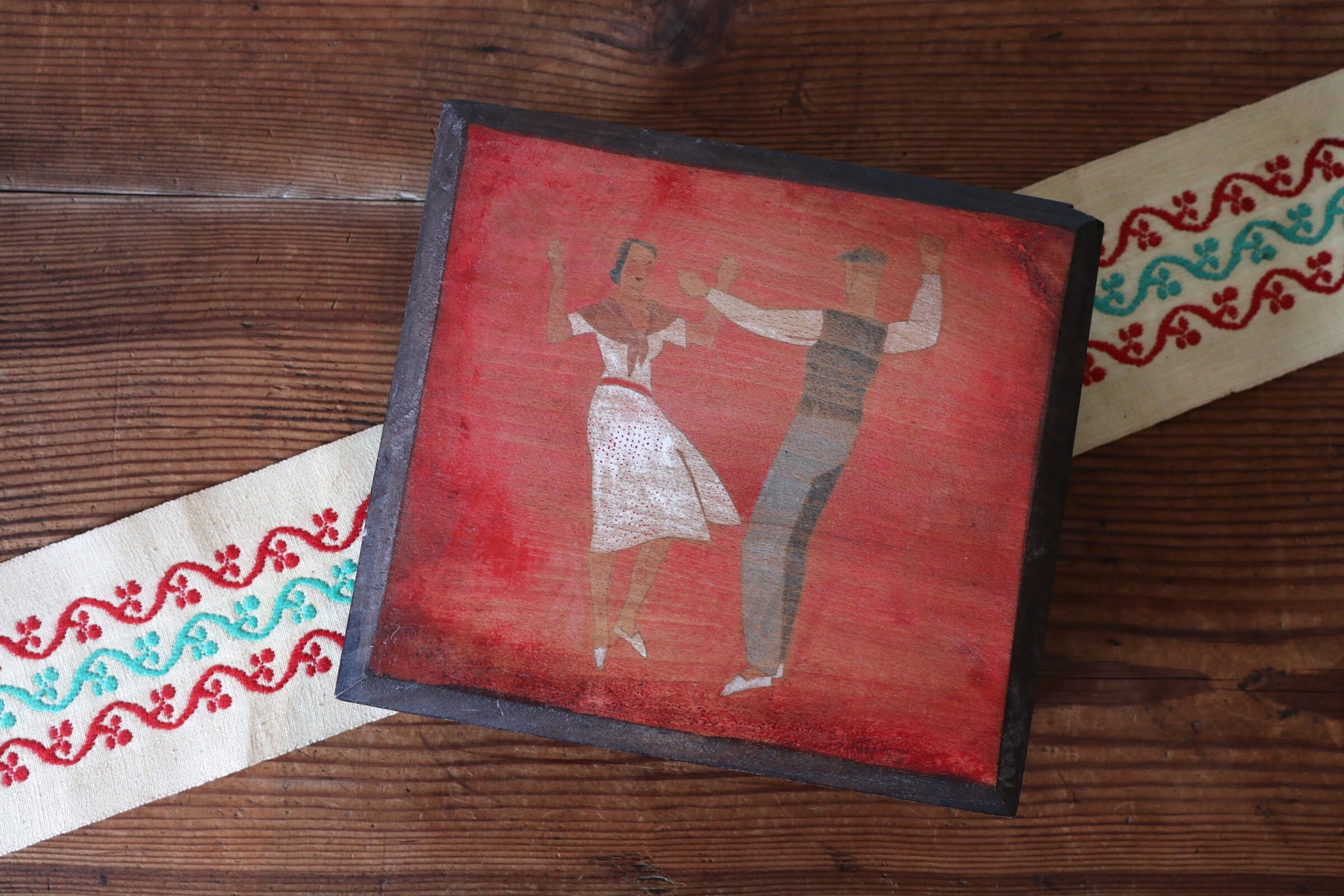 Pays Basque “Fandango” 踊り子が描かれた木箱