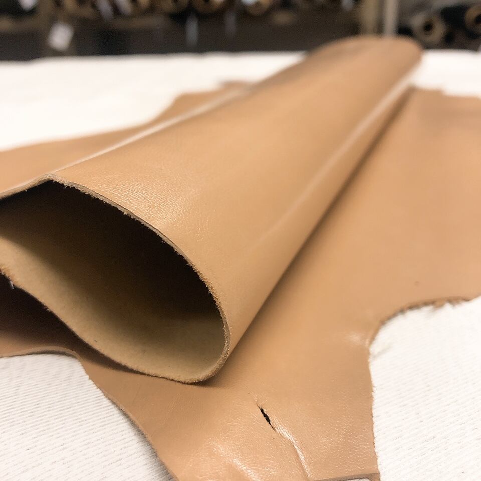 【ヌメ床革約1.2ｍｍ】ヌメの床革(国産牛) ナチュラル(生成)249ds /レザークラフト/牛革/ヌメ革/タンニンなめし/ハギレ/はぎれ/ A4サイズヌメの床革 - 厚口(2.5mm~3mm前後) | ヌメ革と真鍮金具と
