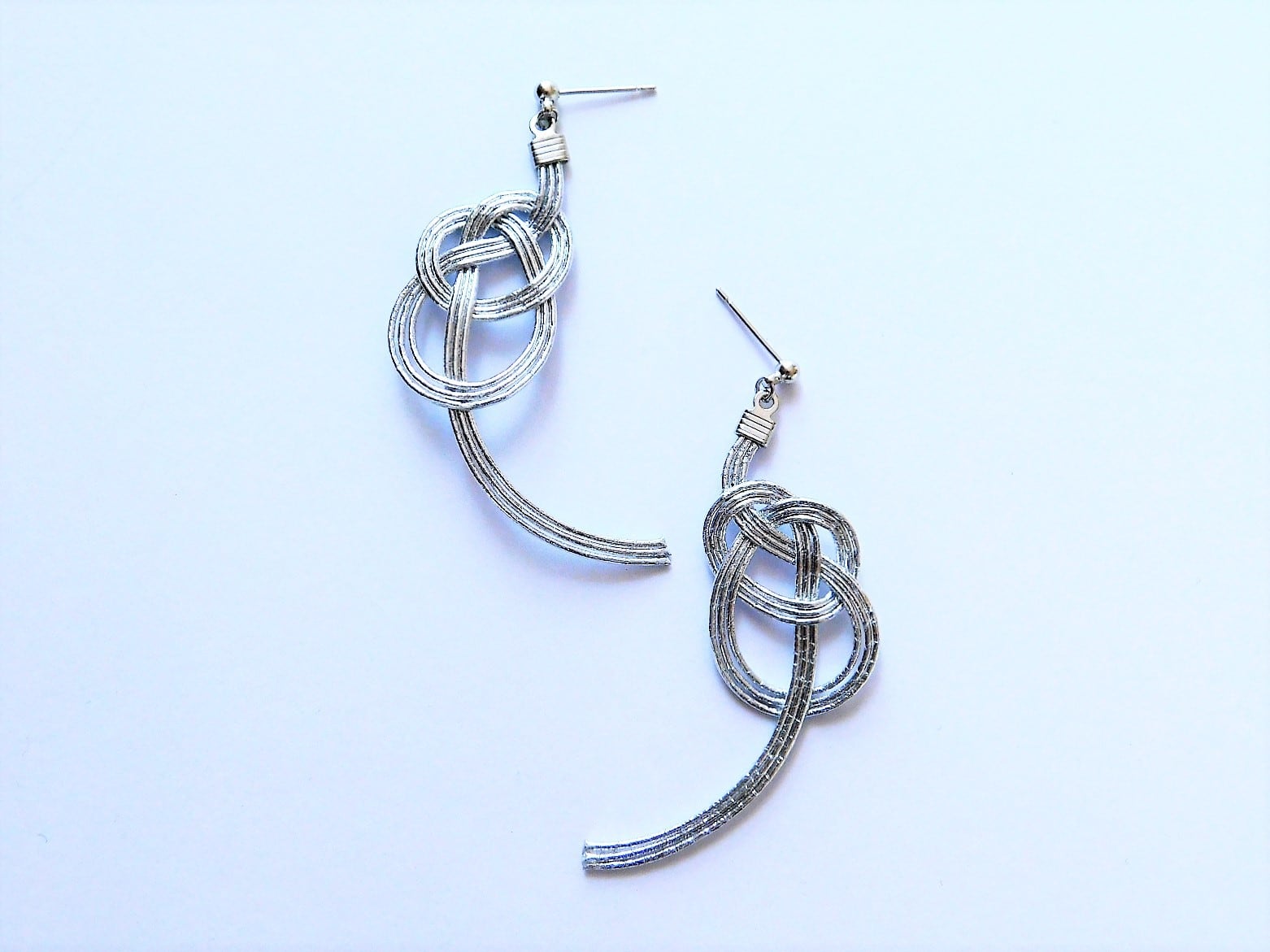 No.334ハンドメイド】水引ピアス アレンジ梅結び 女々しく 緑×シルバー