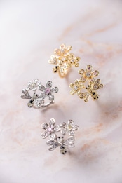 フラワービーイヤーカフ