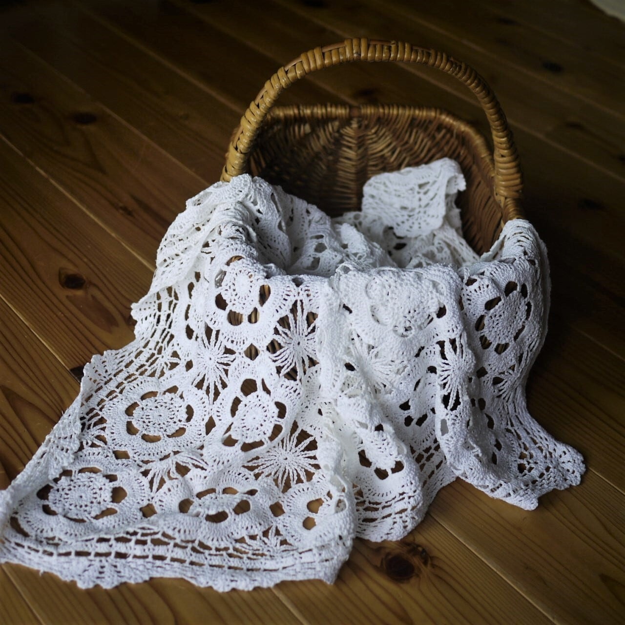 No.73『ホワイトのレース編みドイリー』テーブルクロス．ハンドメイド