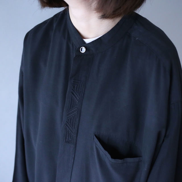 "刺繍" black one tone fly-front band-collar minimal mode shirt