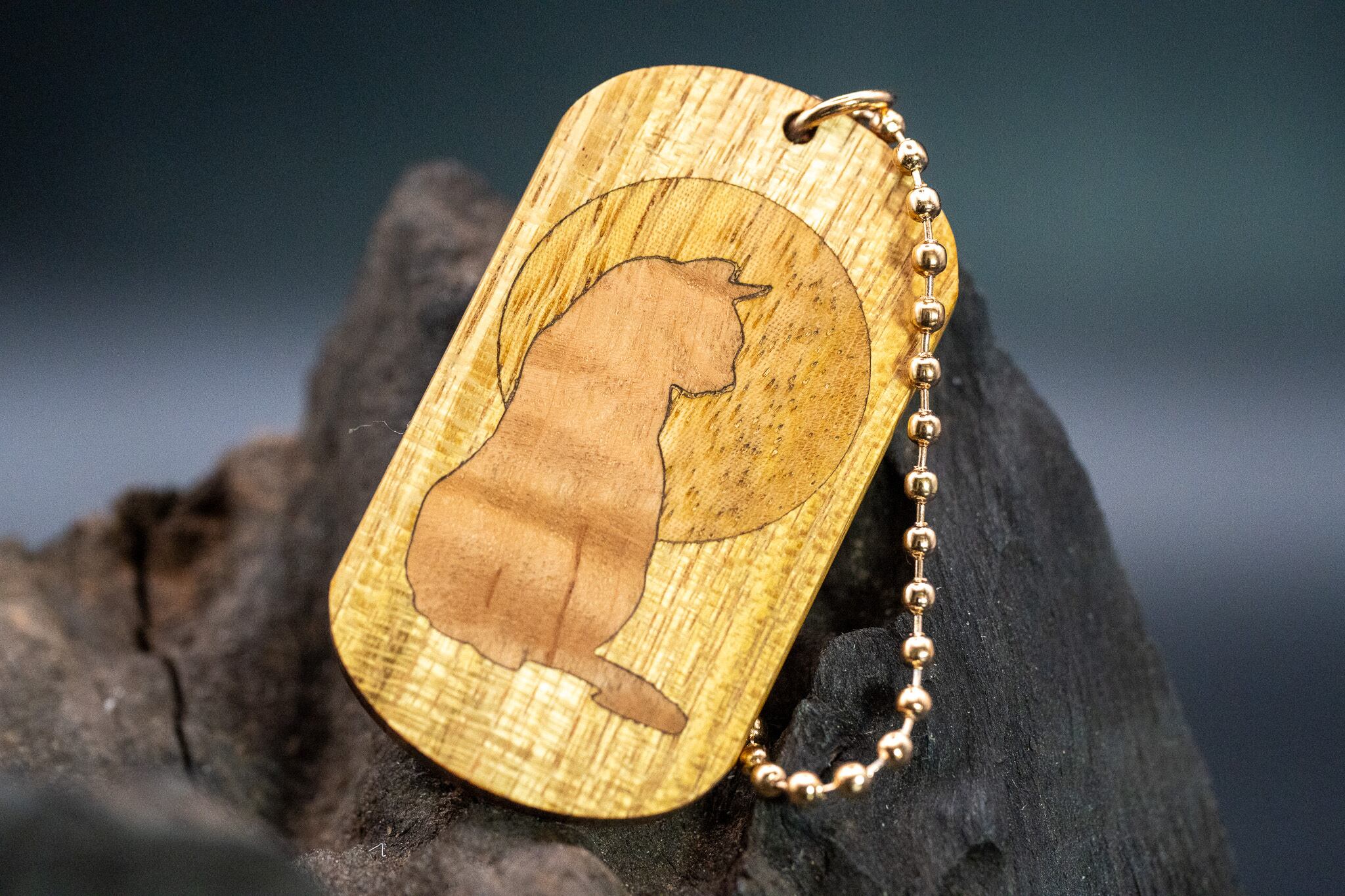 【黄金の木】 御蔵島 金桑 ドッグタグ 象嵌 横を向く上品な猫