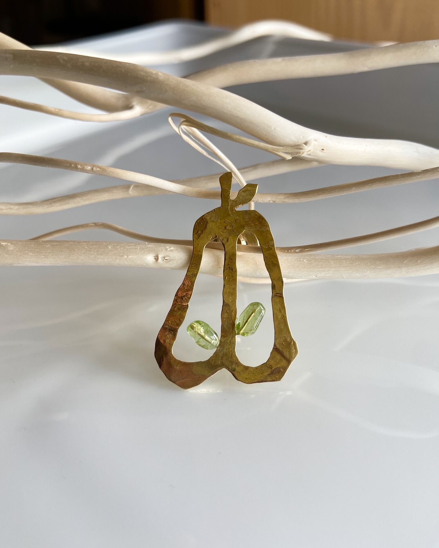 art jewelry marble 洋ナシピンバッチ