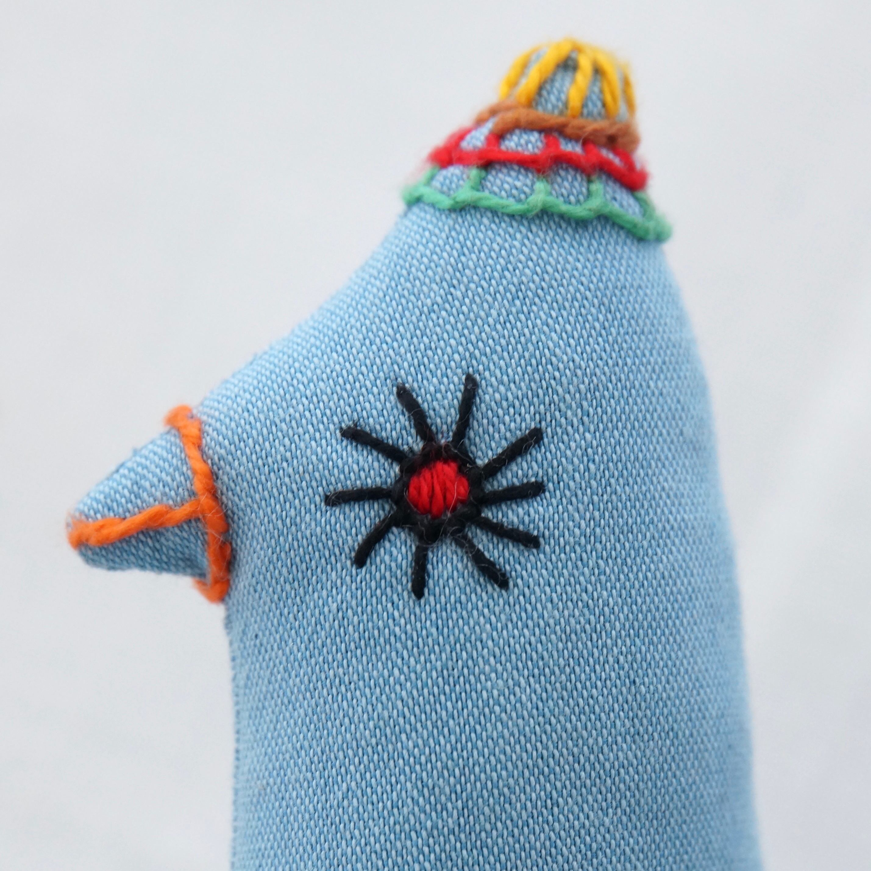 エストニア 刺繍のぬいぐるみ とり | Anneli folkcraft