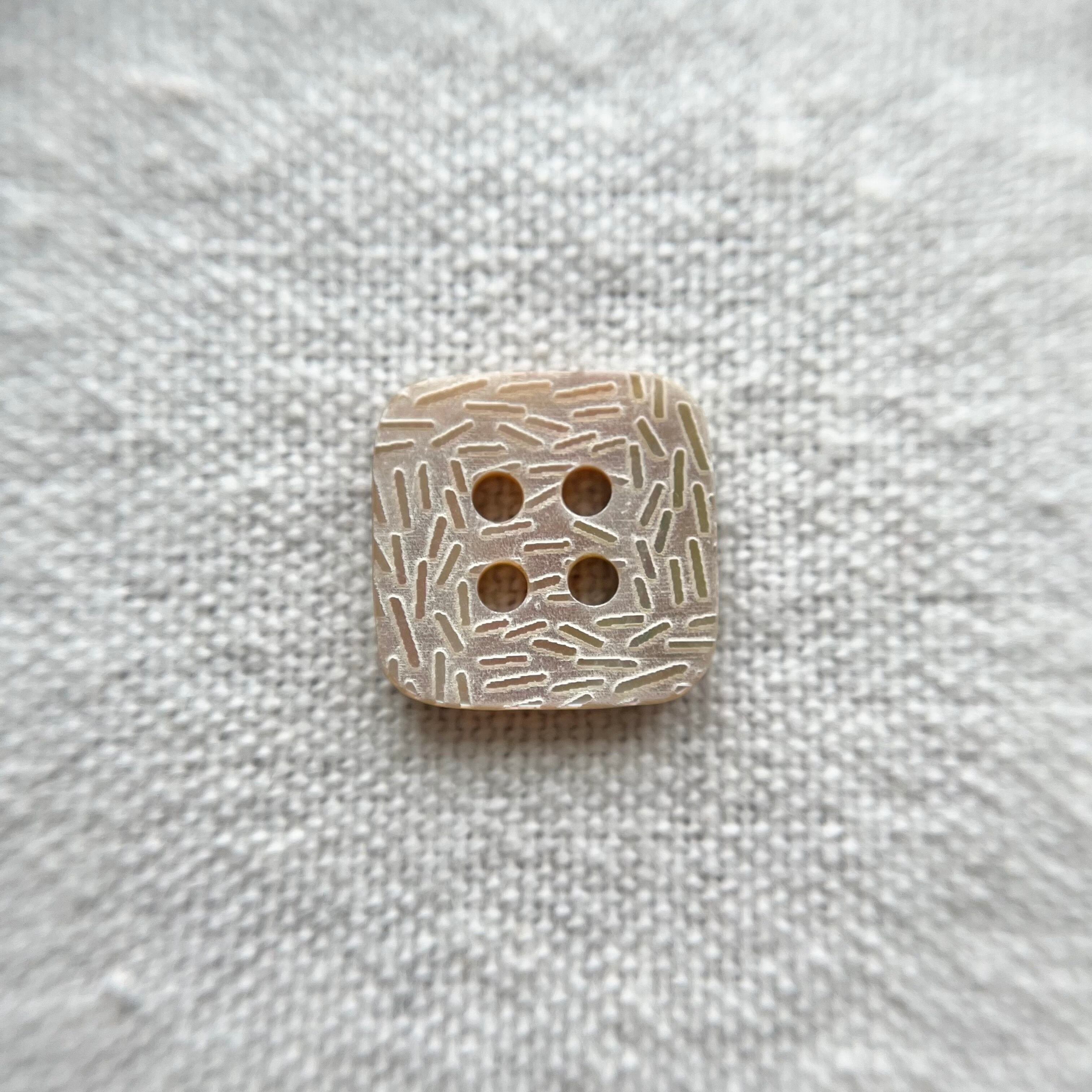 スクエア パールベージュ×ランダムライン 4穴 17㎜