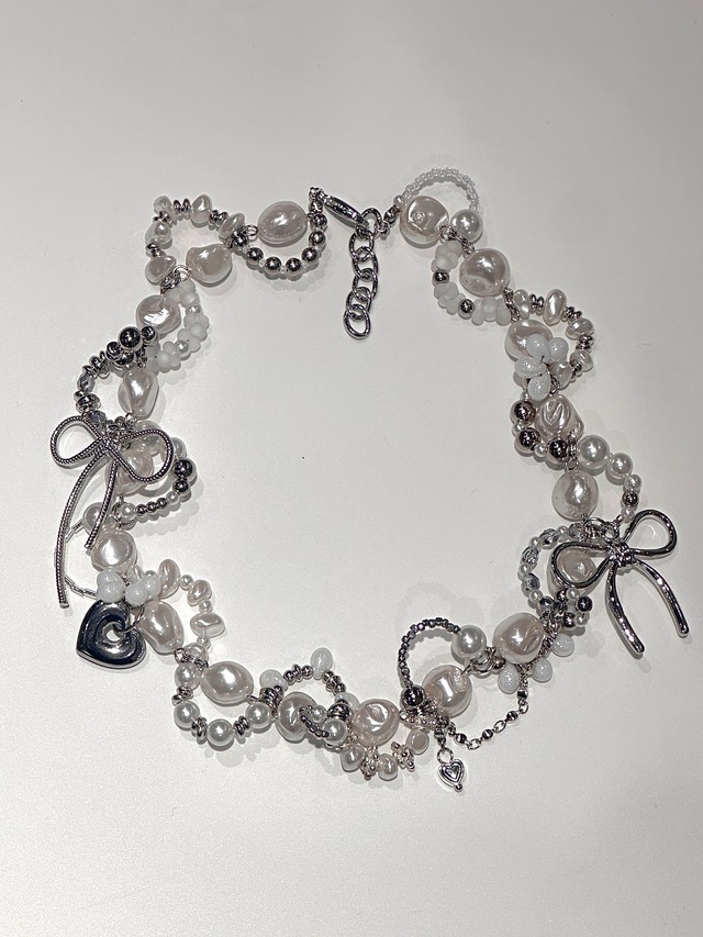 Shell pearl frill necklace.