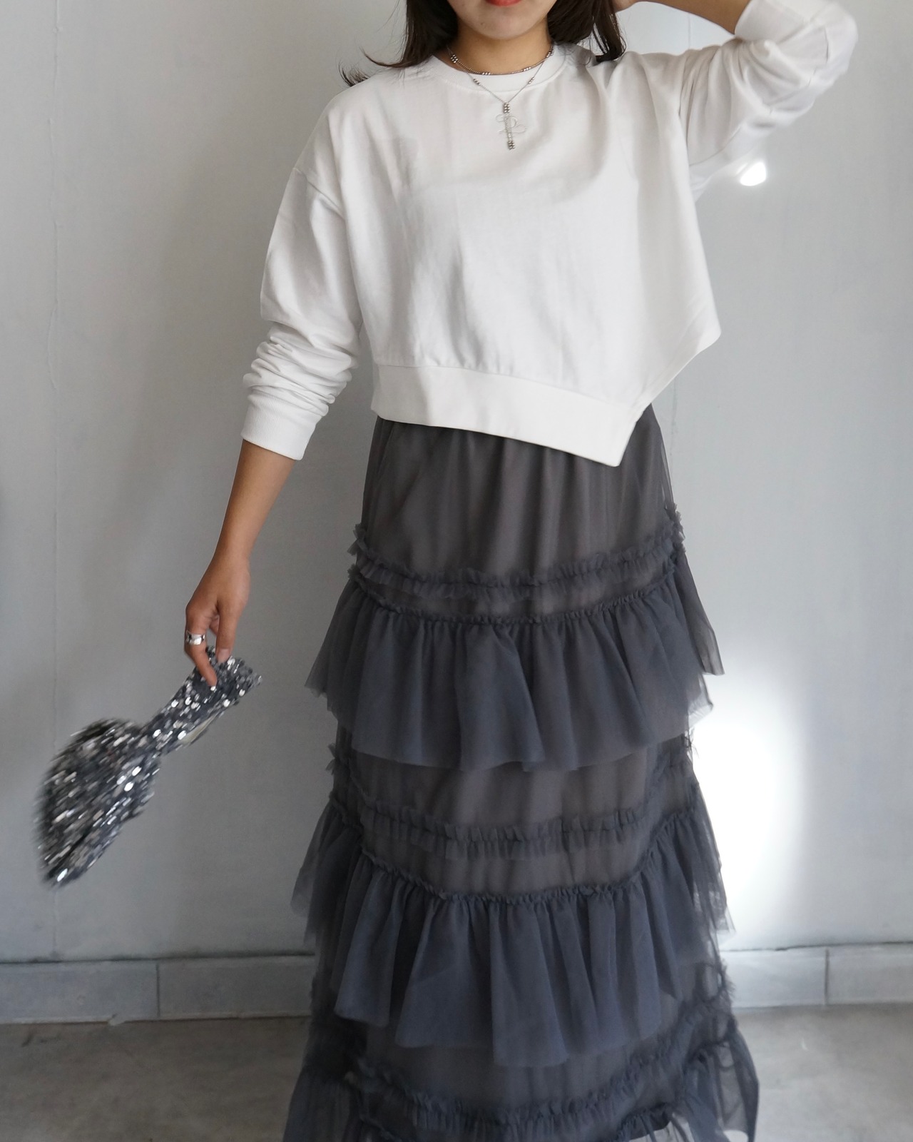 シルバー刺繍ロゴアンバランススウェット／White