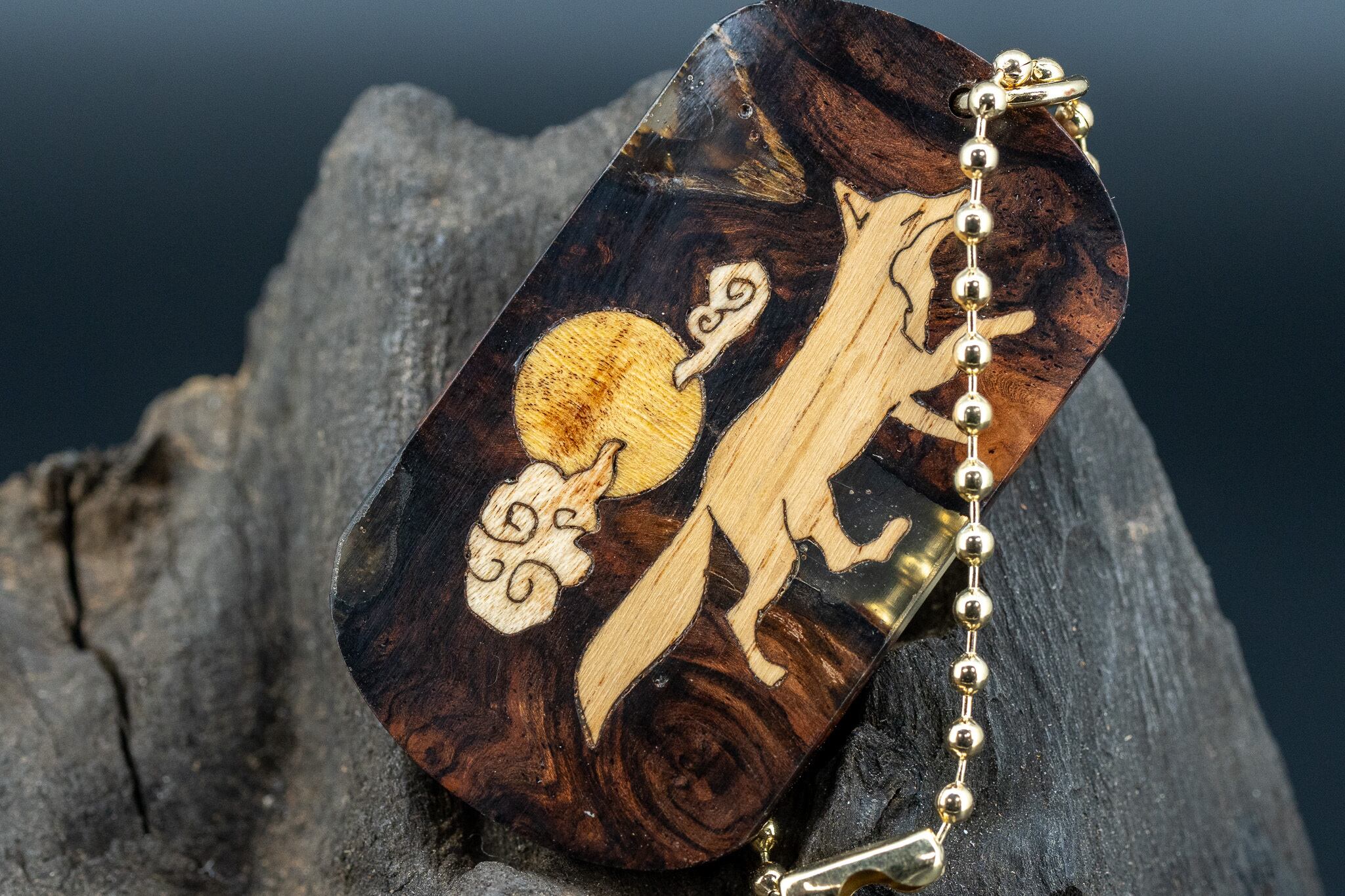 ※【最高峰の瘤材】ホンジュラスローズウッド瘤杢 ×レジン ドッグタグ 象嵌 十五夜きつね