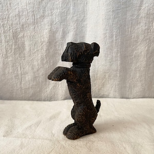 木彫りの立つ犬