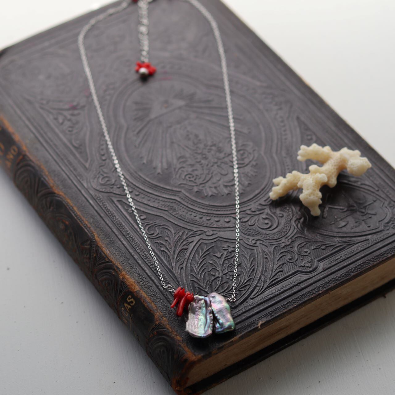 ビワ真珠と珊瑚のアシンメトリーネックレス
