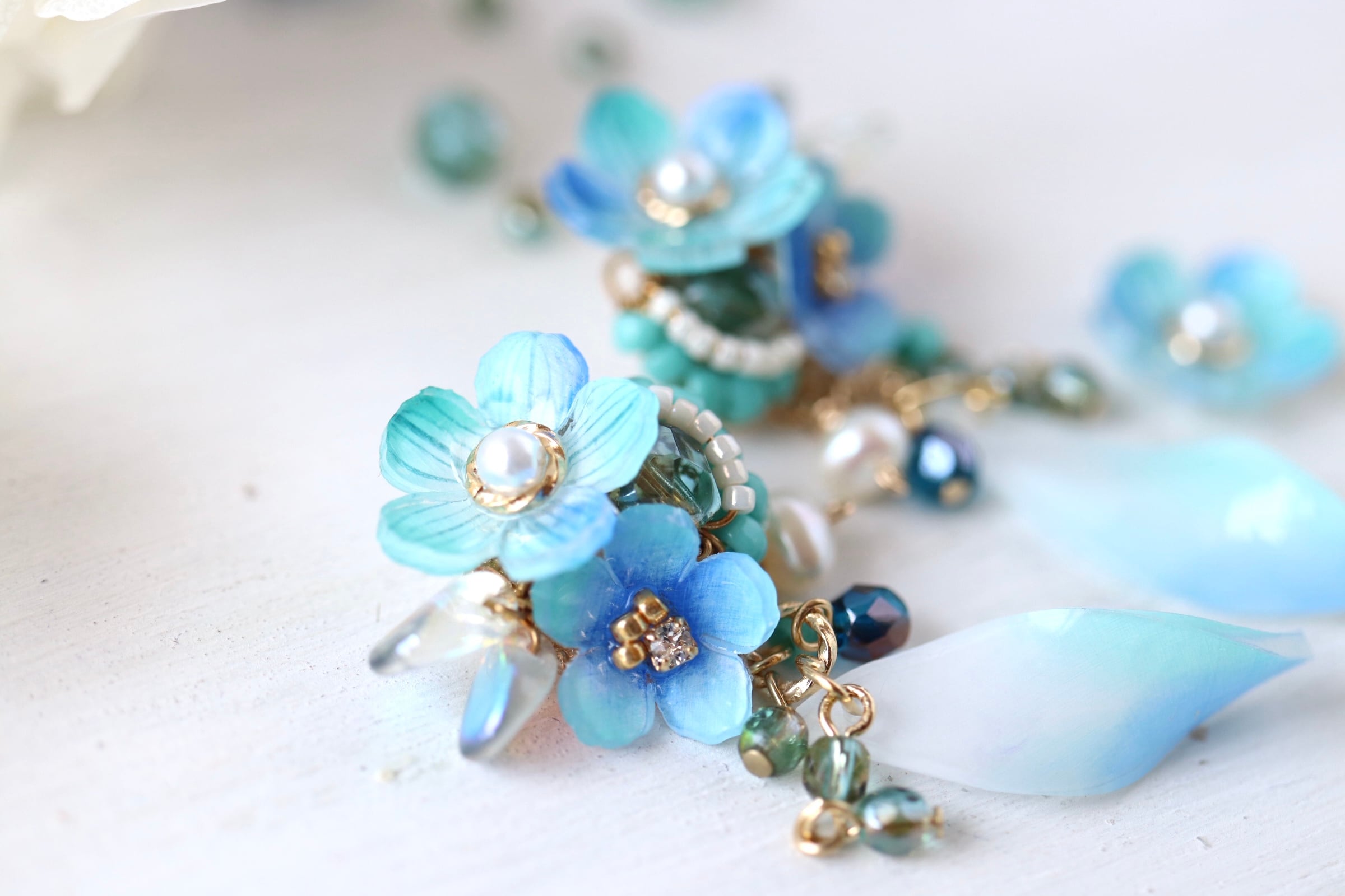 揺れるミントブルー花のピアス／イヤリング ミントブルー、花、flower 