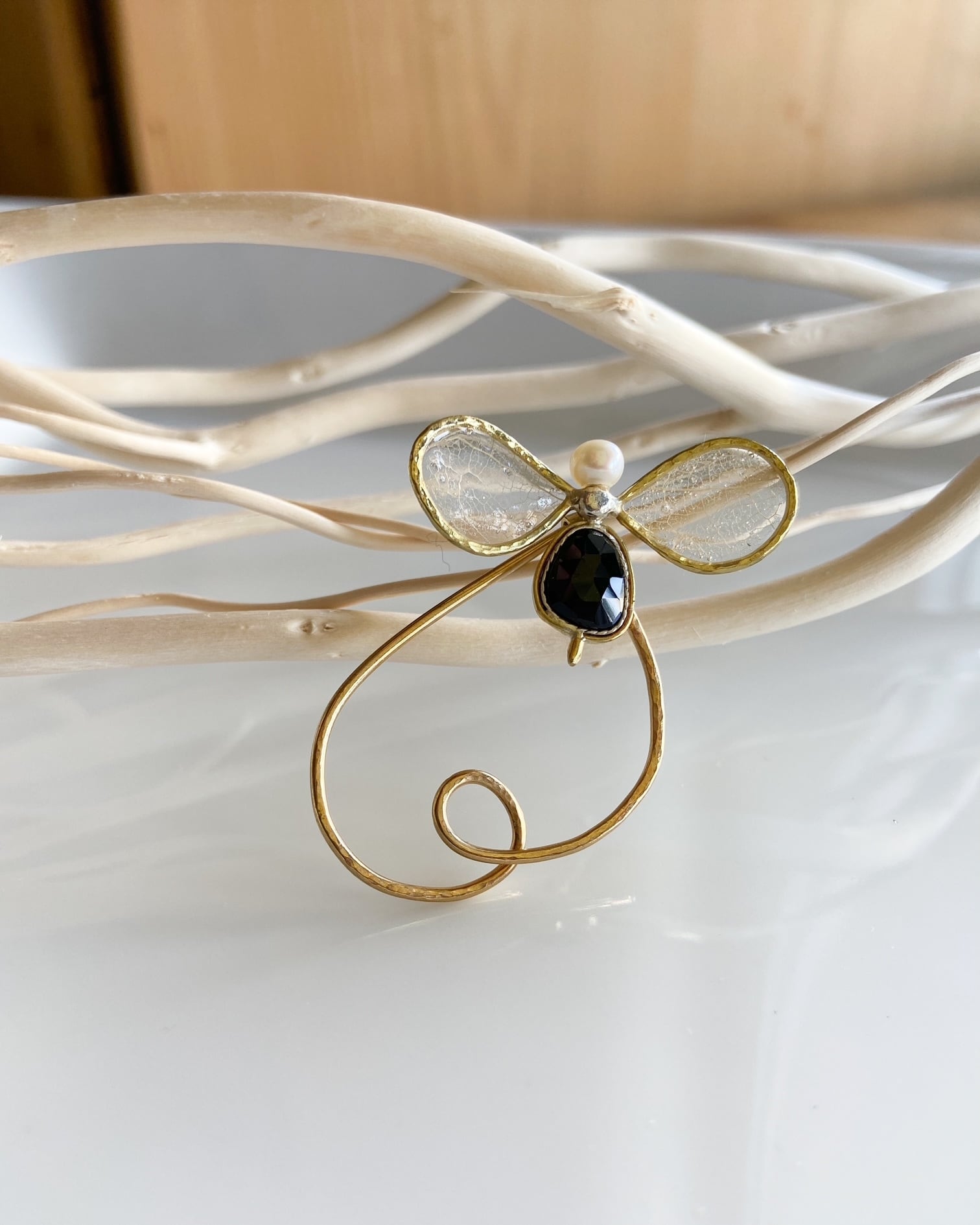 art jewelry marble ミツバチブローチ