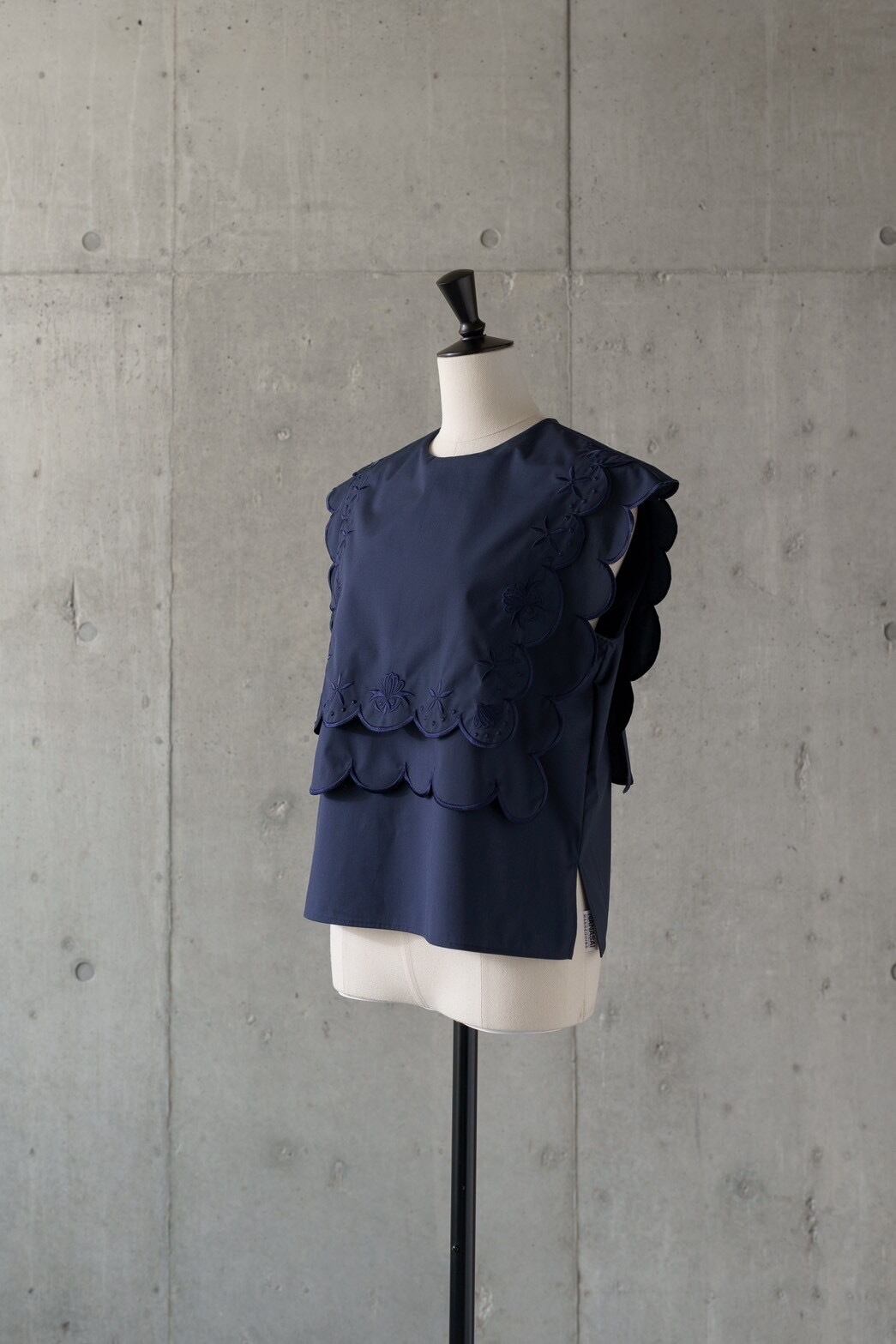 embroidery scallop blouse(navy)ご注文から1週間前後で発送 | roughlow 