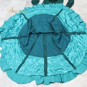 フラメンコ 衣装 ソニアジョーンズ SONIA JOHNES ツーピース セットアップ トップス ファルダ ボランテ フリル レース 光沢 豪華 華やか 高級感 レース ダンス 長袖 緑 グリーン系 高級 衣装セット 大人用 フリルデザイン おしゃれ イベント用 発表会 エレガント ダンス用品 セットアップ