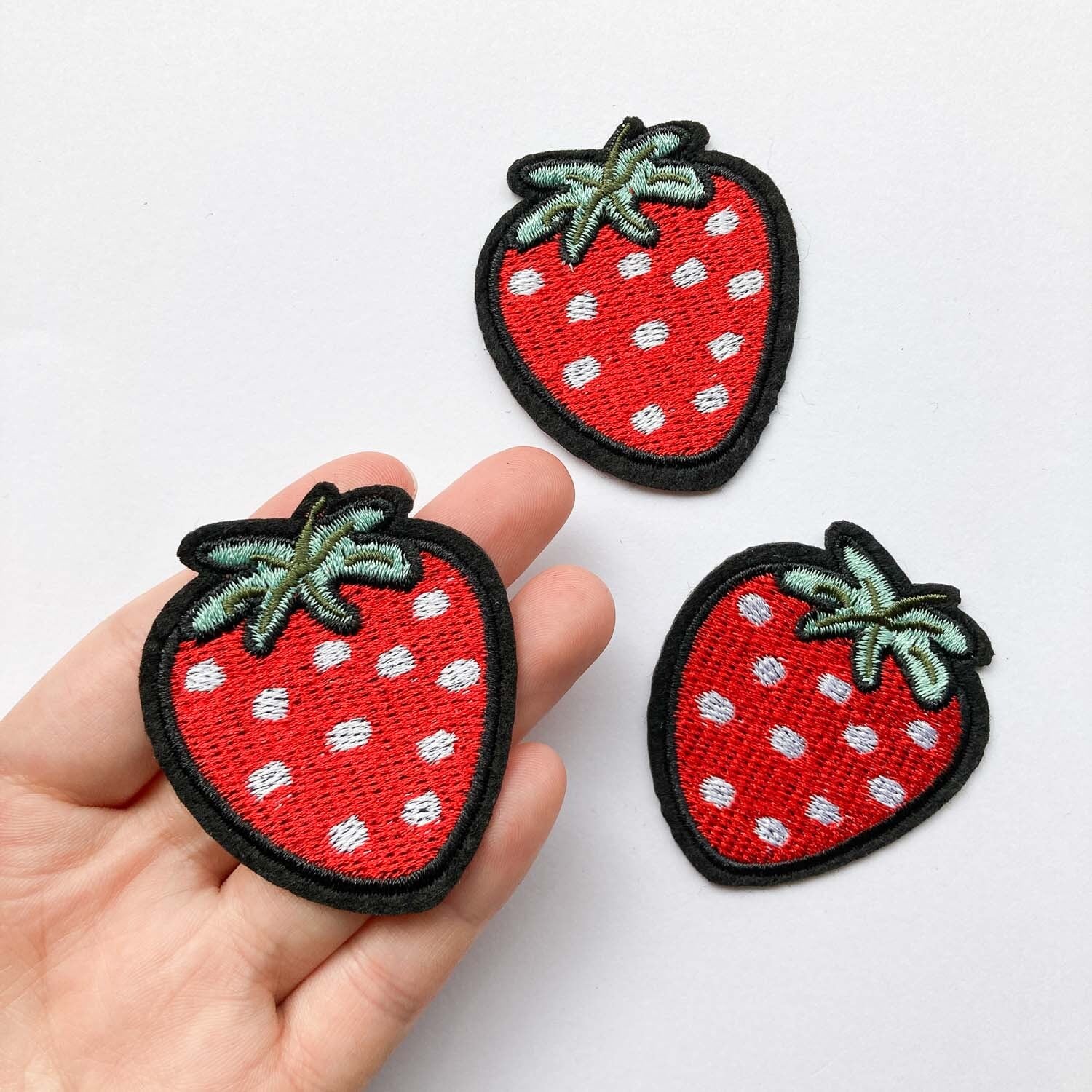 黒縁いちごワッペン | Dua-アクセサリーパーツショップ