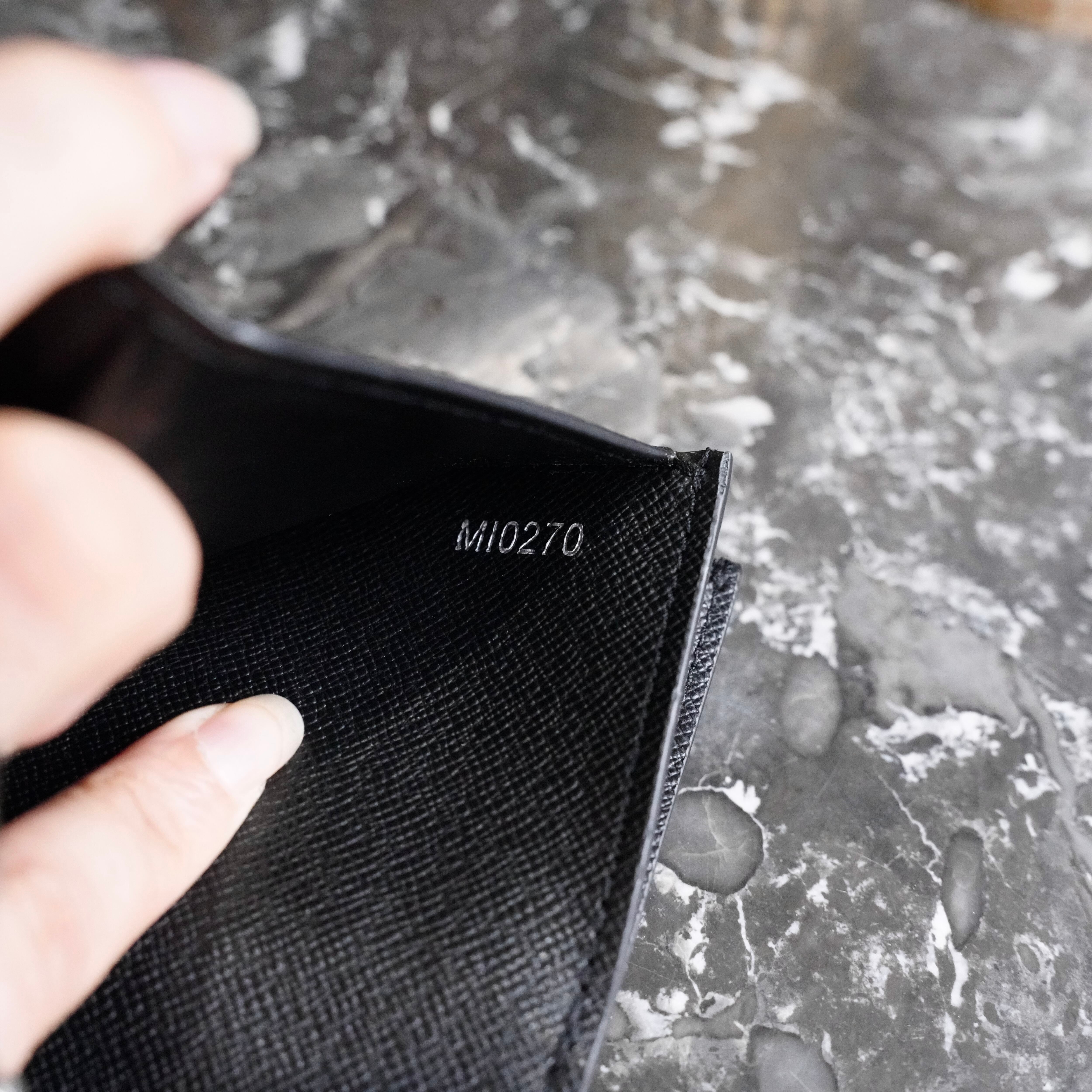 LOUIS VUITTON M64414 MI0270 LOGO TURN LOCK DESIGN LEATHER WALLET