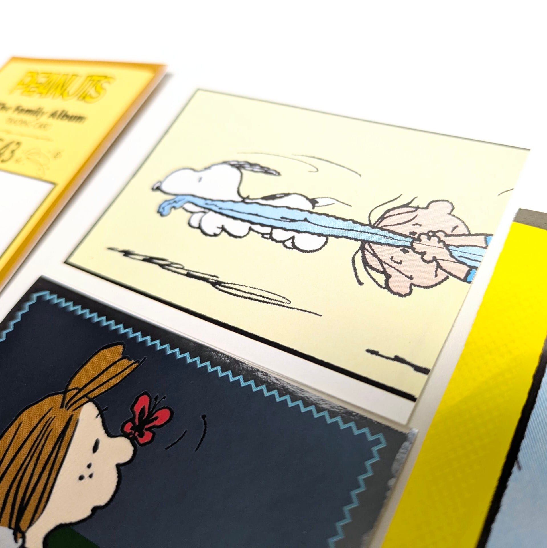 送料無料！【 PEANUTS / ピーナッツ 】The Family Album STICKERS AND CARDS / Panini Stickers / パニーニ・ステッカー トレーディングカード 単品 （1個=4STICKER＋1CARD入）〚アメリカン雑貨 アメトイ〛