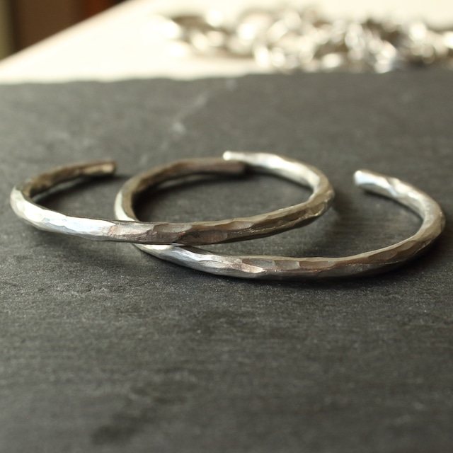 ◆錫 (スズ) × silver バングル【Hammered Tin Bangle 】