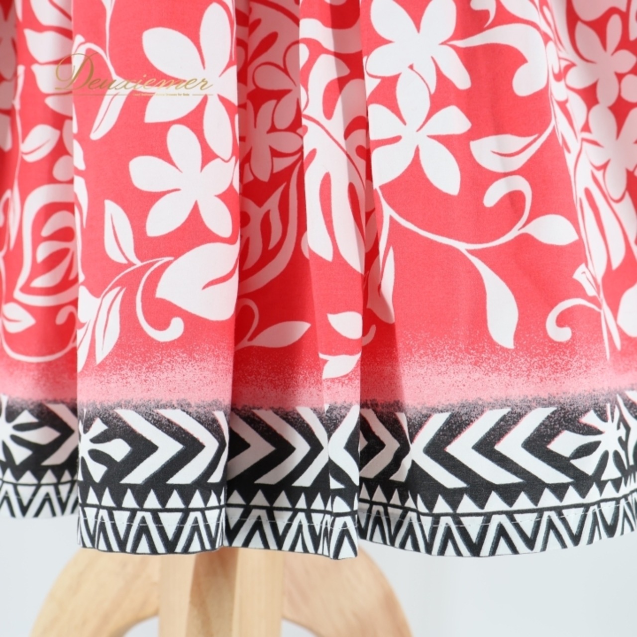 フラダンス 衣装 パウスカート レッド系 日本製 ブラック系 ホワイト系 シングル プルメリア柄 モンステラ柄 かわいい 鮮やか 華やか 明るい ハワイアン アロハ ハワイアンプリント フラ ダンス レッスン 練習 ハワイ おしゃれ レディース