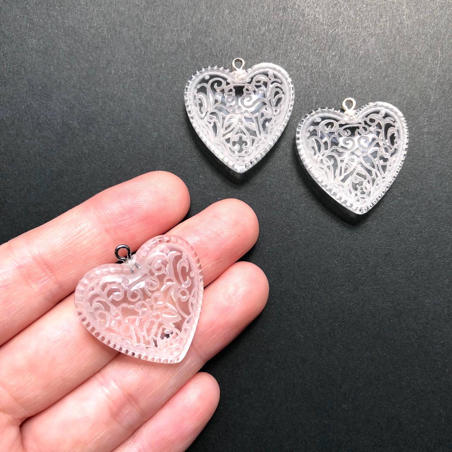 再入荷〉模様入りハートのアクリルチャーム（クリア） | Dua
