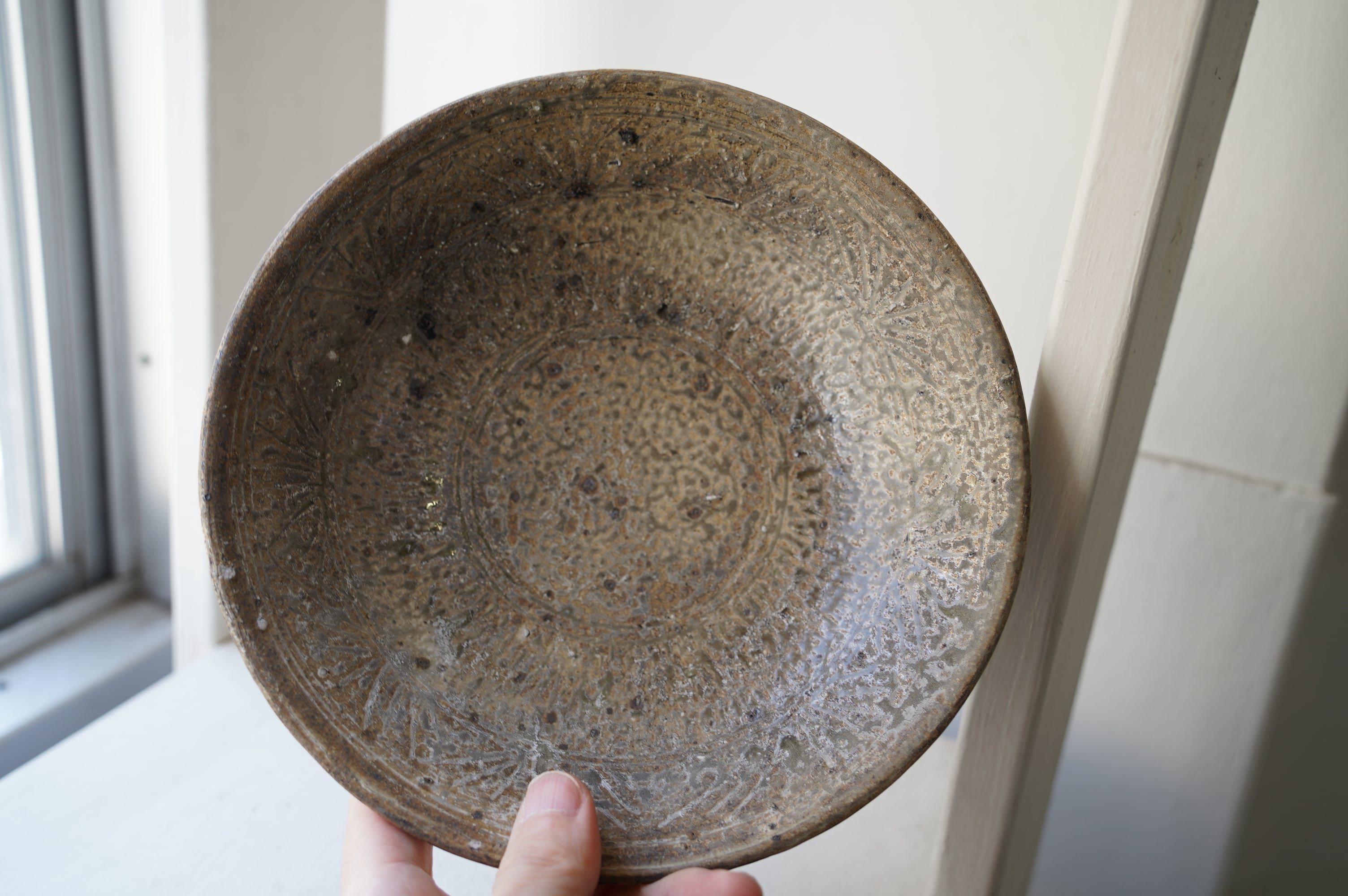 46 灰釉7寸釘彫浅鉢 中根楽 1