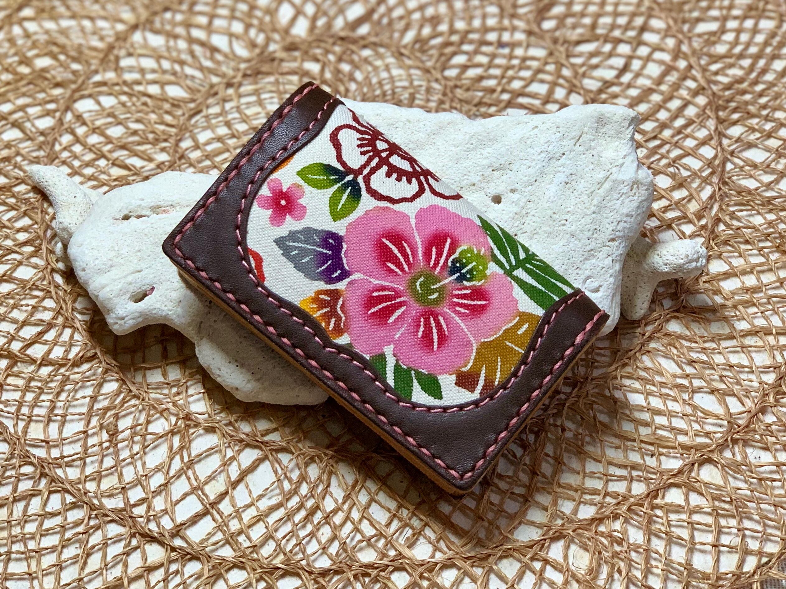 紅型カードケース （ハイビスカス柄）　　革　こげ茶色