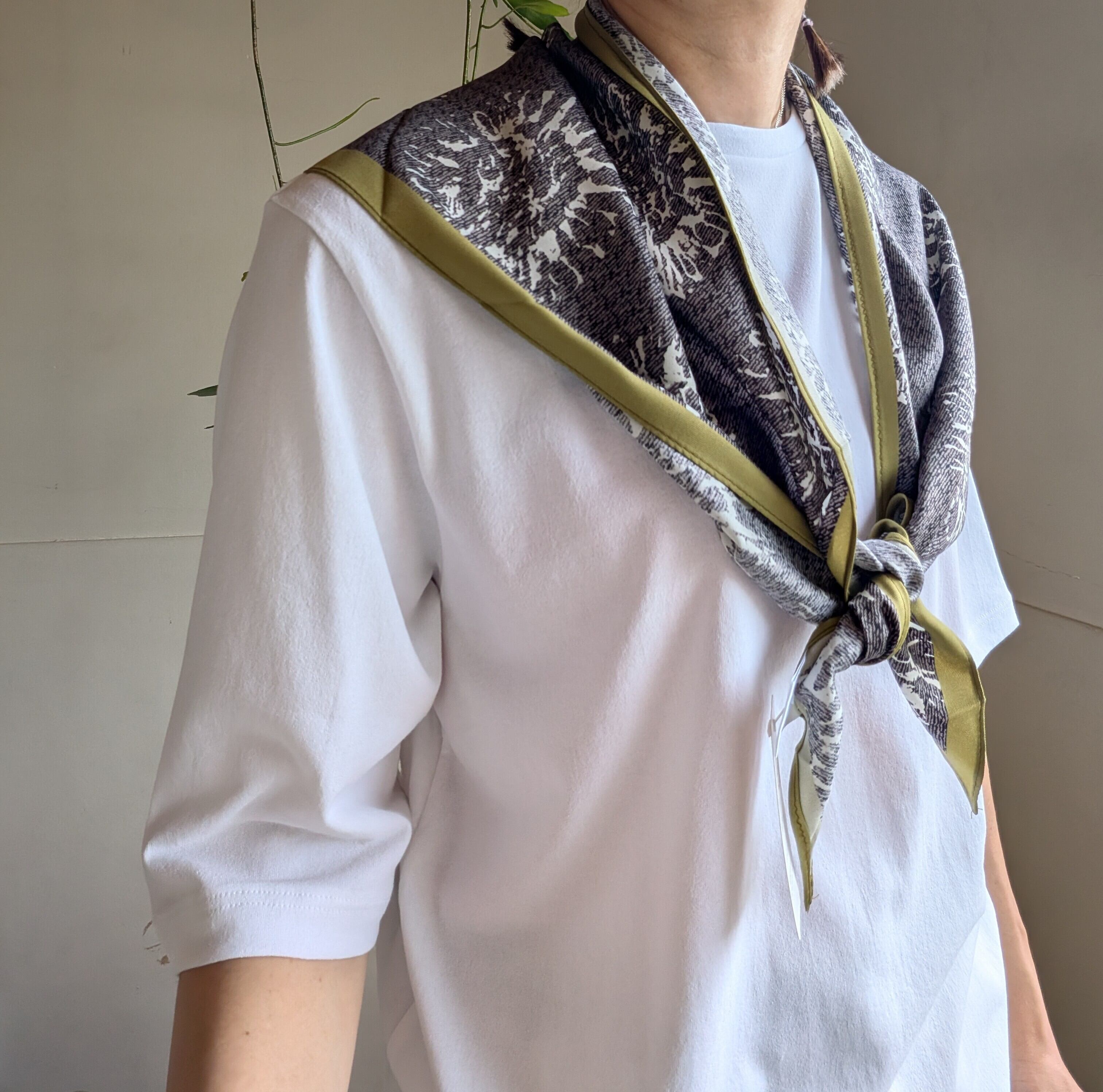 三角形シルクタッチスカーフ / 花火・絞り染め柄 | 服と雑貨ume 大阪市