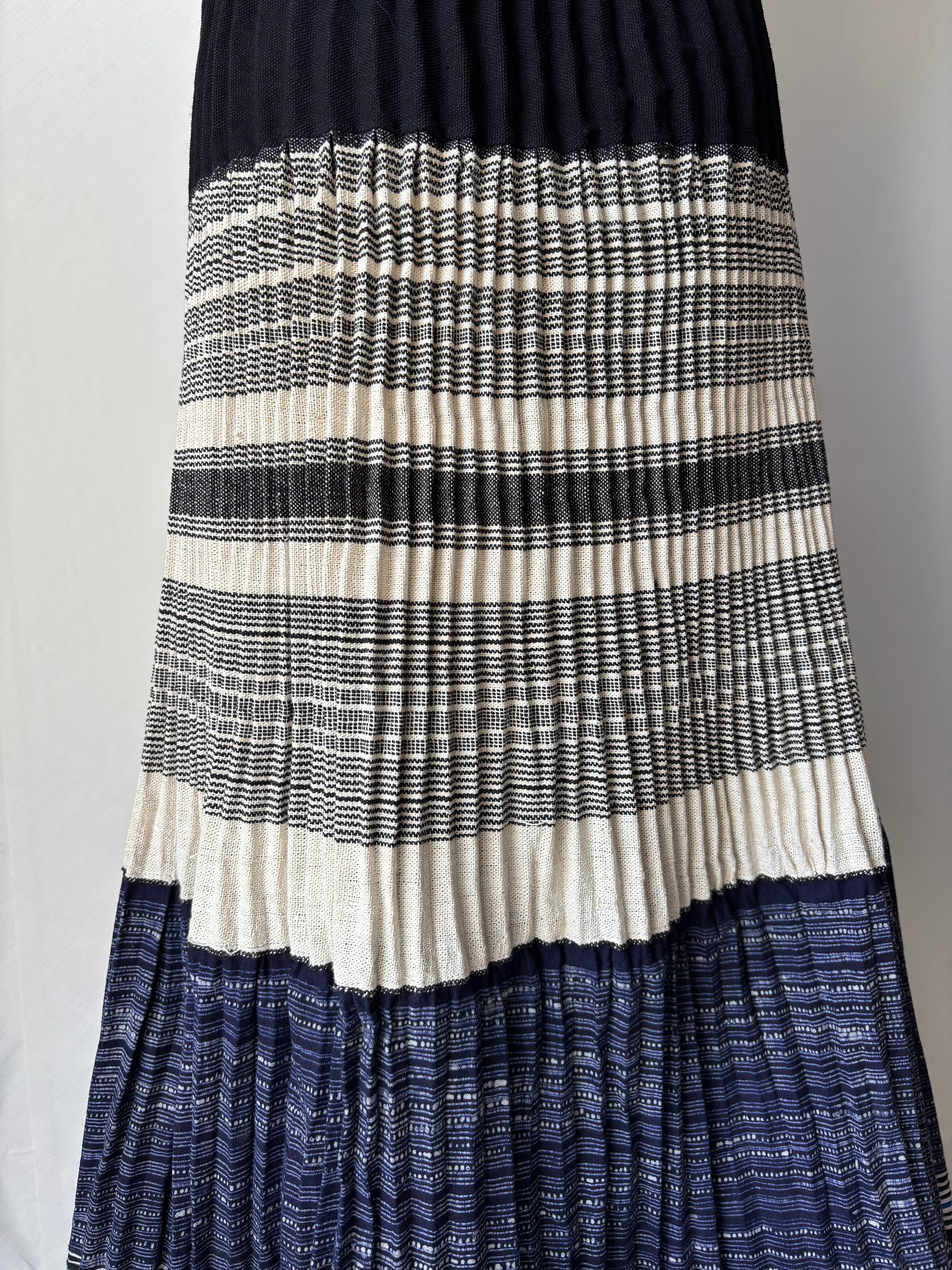 モン族スカート 019 ロング 白黒生地 ろうけつ染め 刺繍 bami