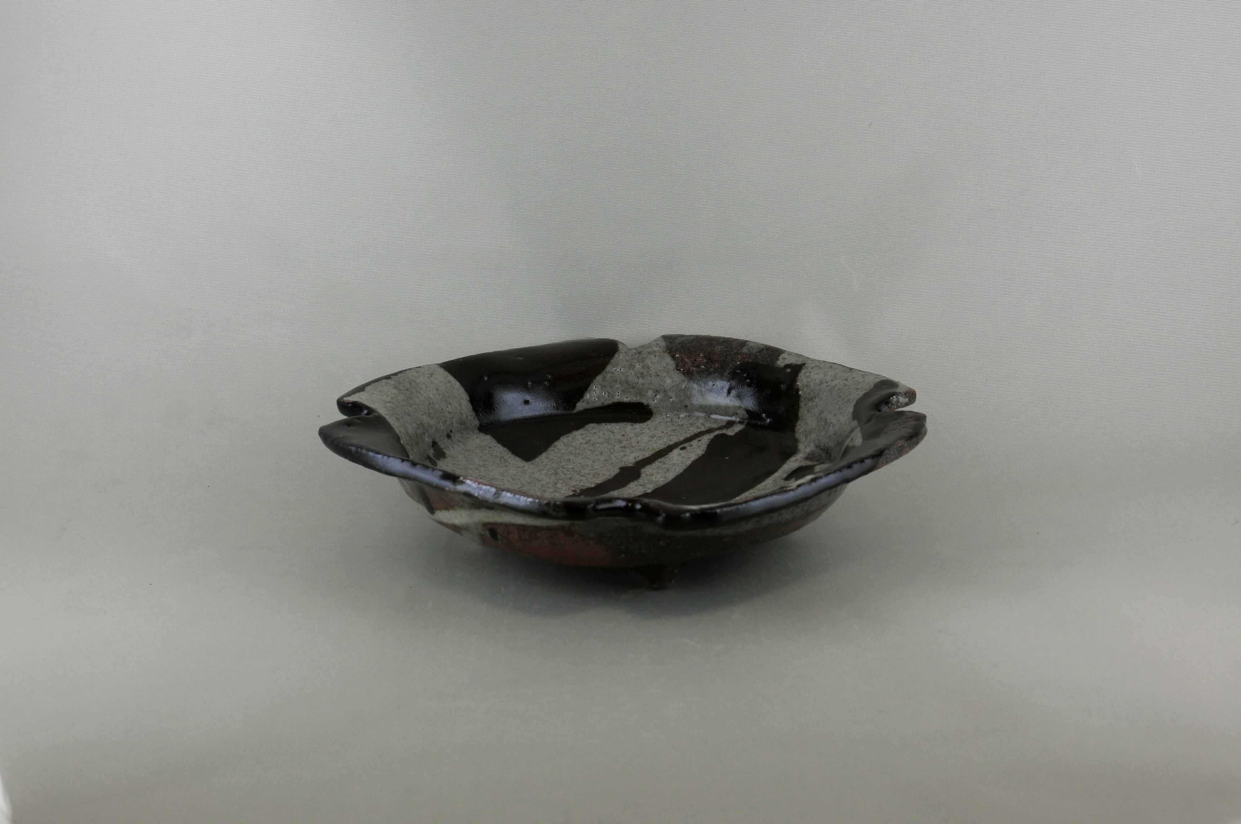 黒織部隅切　六寸鉢