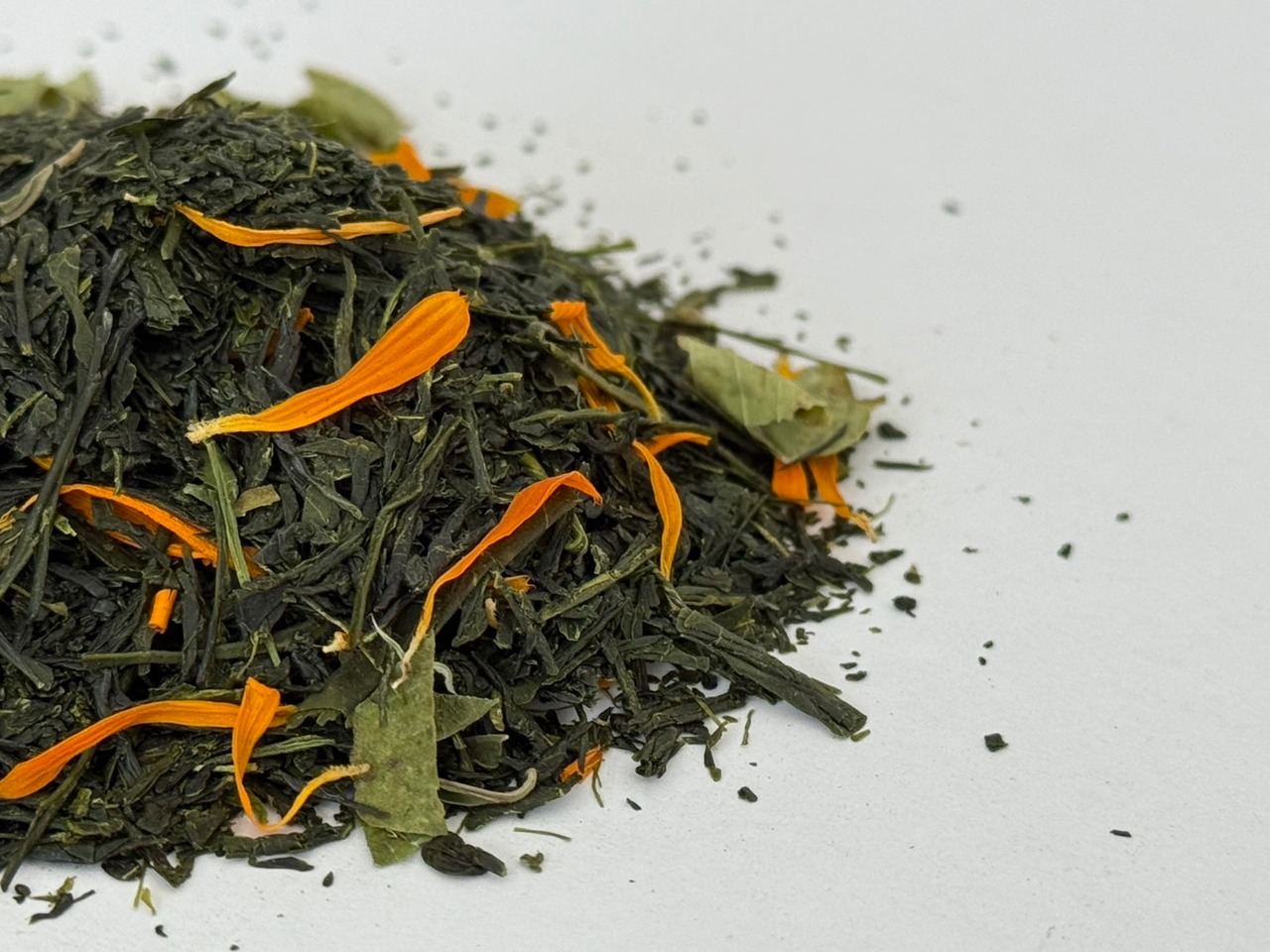 煎茶とレモンバーベナと金盞花
