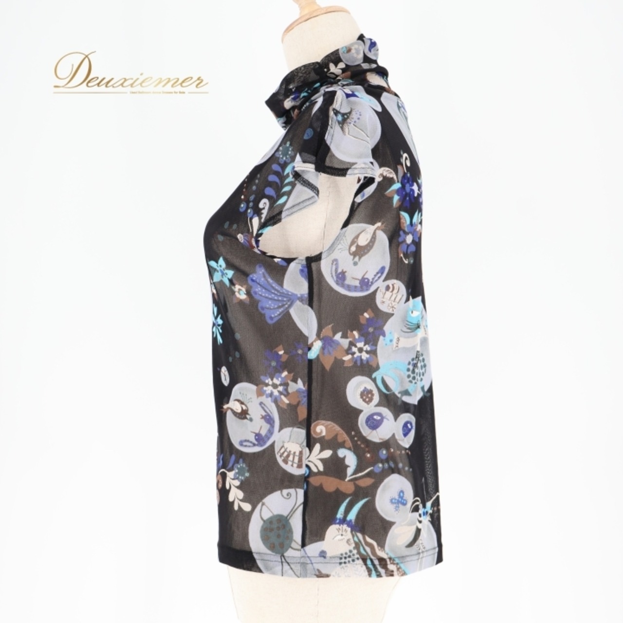 レディース トクコプルミエヴォル TOKUKO 1er VOL トップス ブラウス ブラック系 日本製 猫 柄 ハイネック タートルネック 透け感 メッシュ生地 黒 青 白 カジュアル 可愛い 華やか トクコ グレイ系 ブルー系 ホワイト系