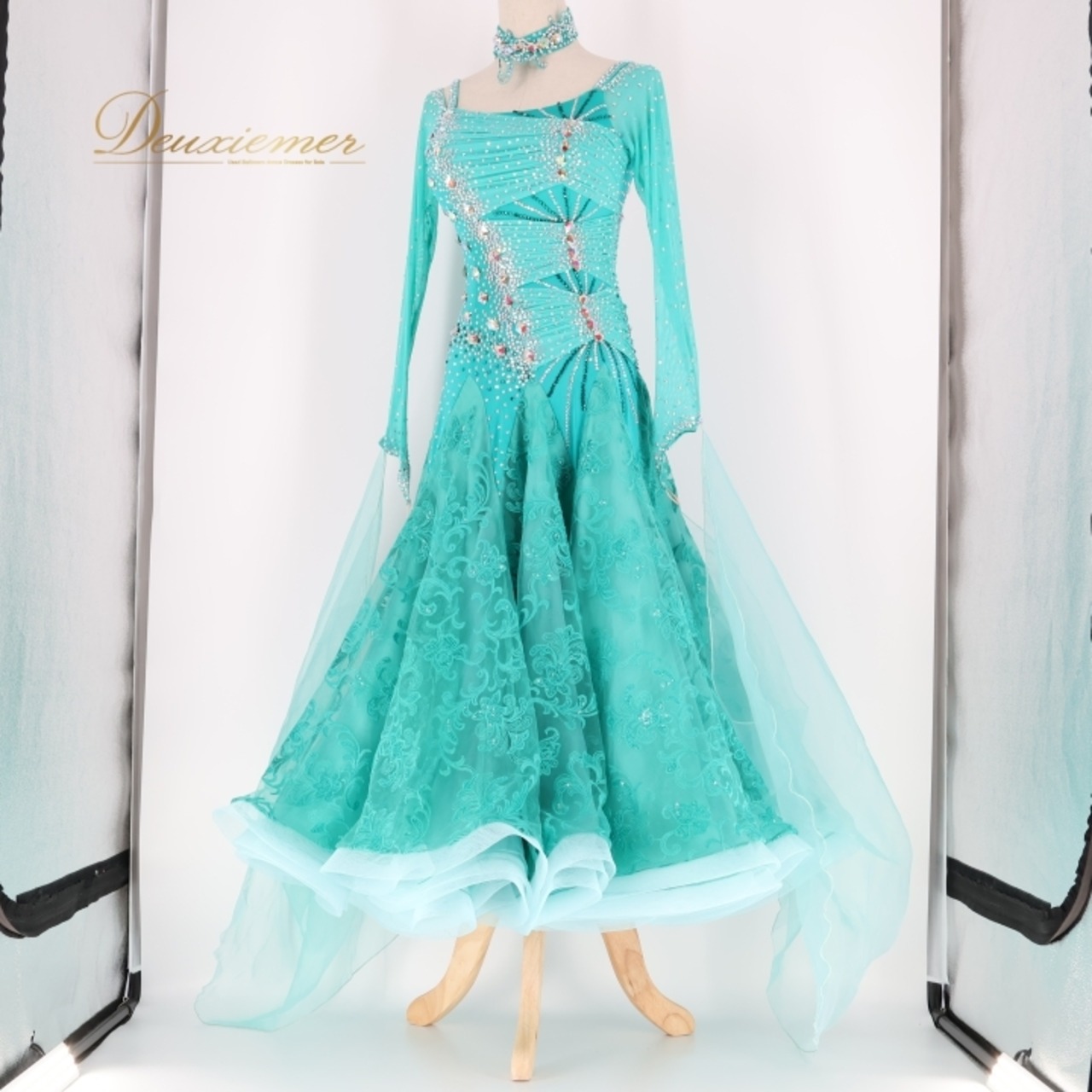 社交ダンス 衣装 スタンダードドレス ワンピース ドレス グリーン系 ブルー系 VeRTigo フリル レース フロート 青緑 デモ 競技 ダンス パーティ 発表会 豪華 華やか エレガント 上品 パフォーマンス用