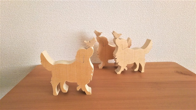 シンプルな木製オブジェ　犬と蝶々　ゴールデンレットリバー　青森ひば