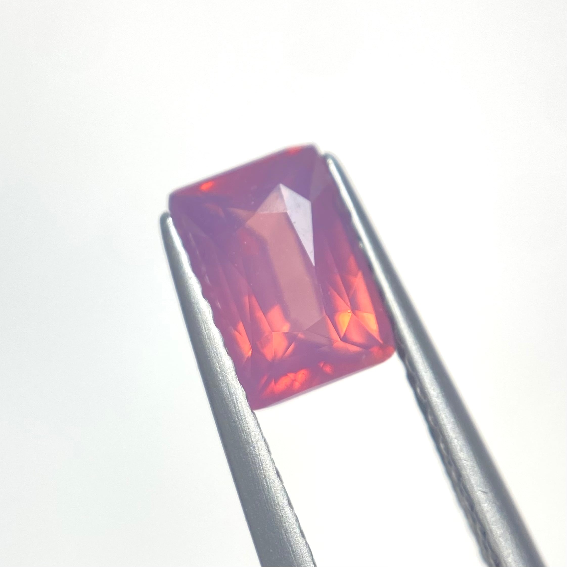 内なる光を楽しむ シルキーピンクスピネル