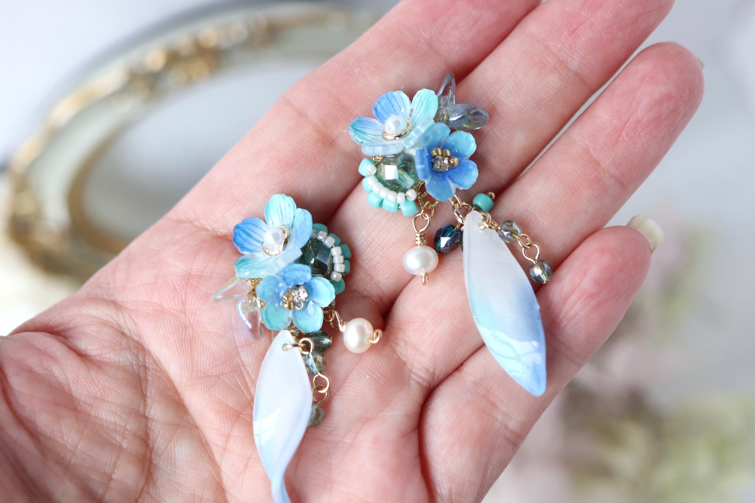 揺れるミントブルー花のピアス／イヤリング ミントブルー、花、flower 