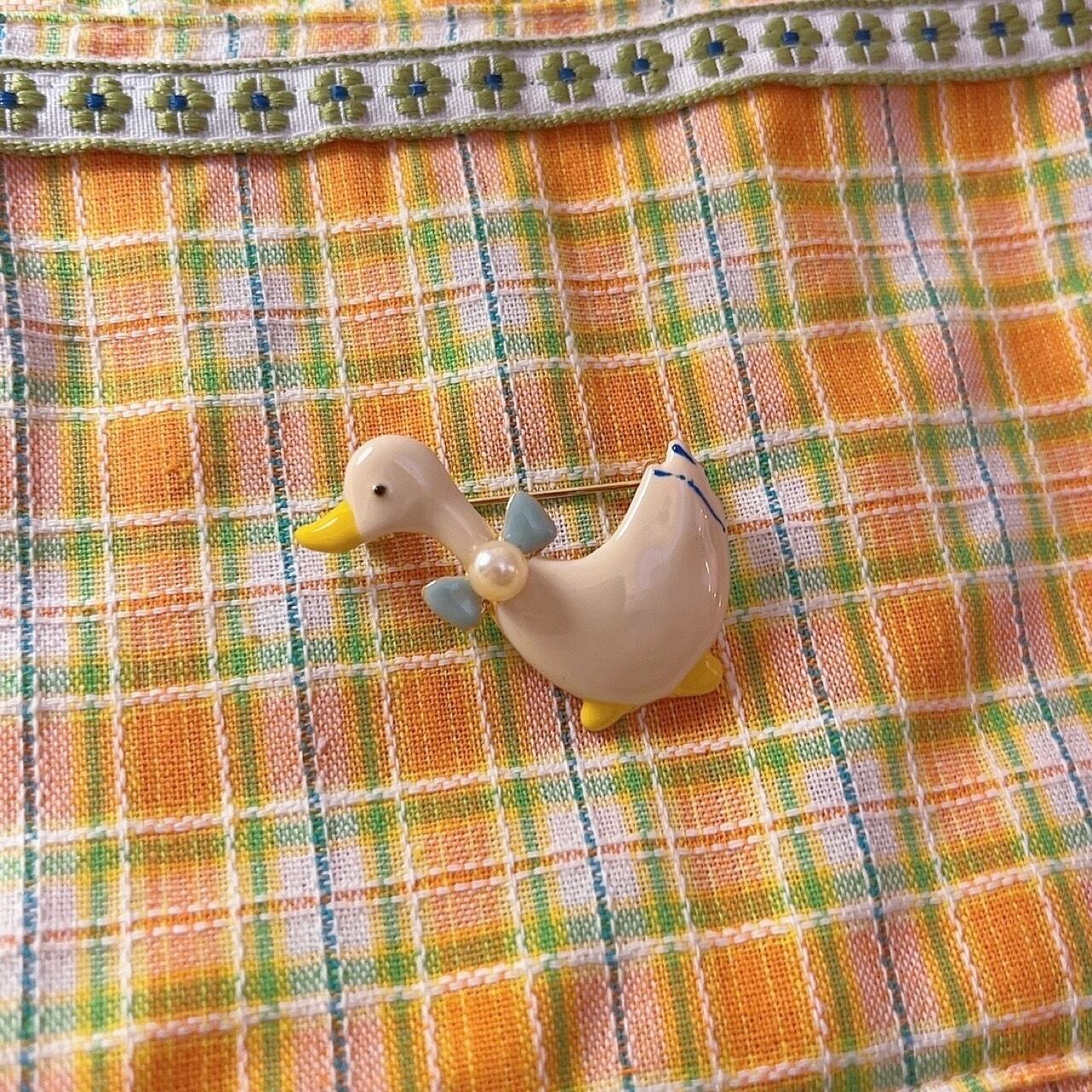 pearl ribbon duck brooch