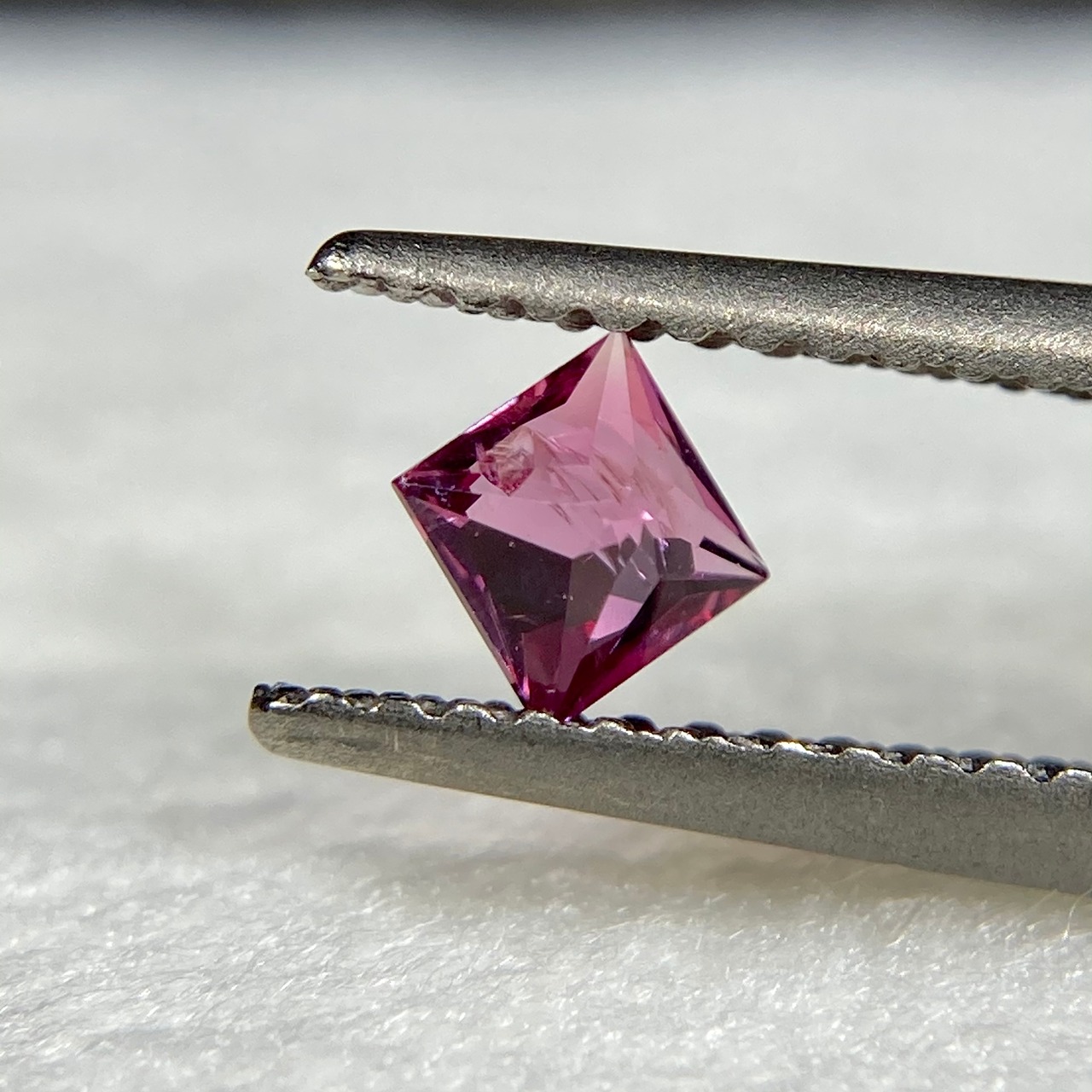 プリンセスなスピネル 3.5mm*3.5mm 濃いめ 訳あってお買い得　r-0016
