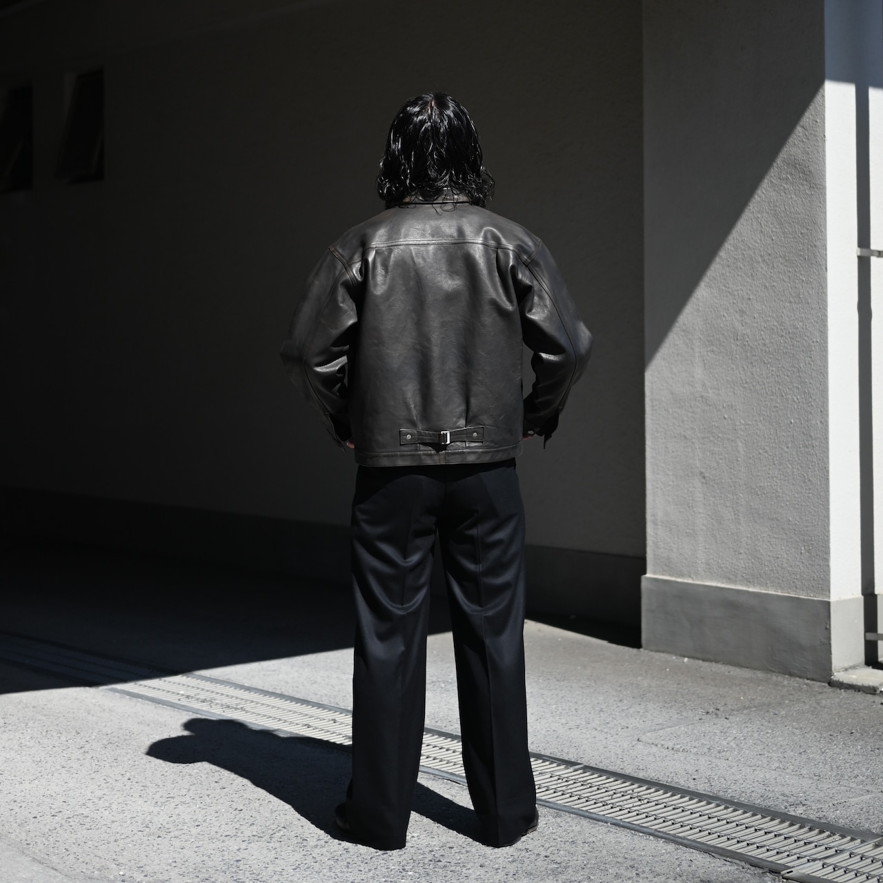 INTERIM / SUPER 120'S LIGHT WOOL FRANO WITH LEATHER PIPING 2-TUCK STRAIGHT SLACKS