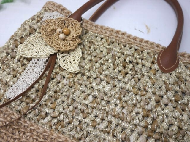 夏用＊ベージュゴールドの和紙風味・ざっくり手編みバッグ（コサージュ