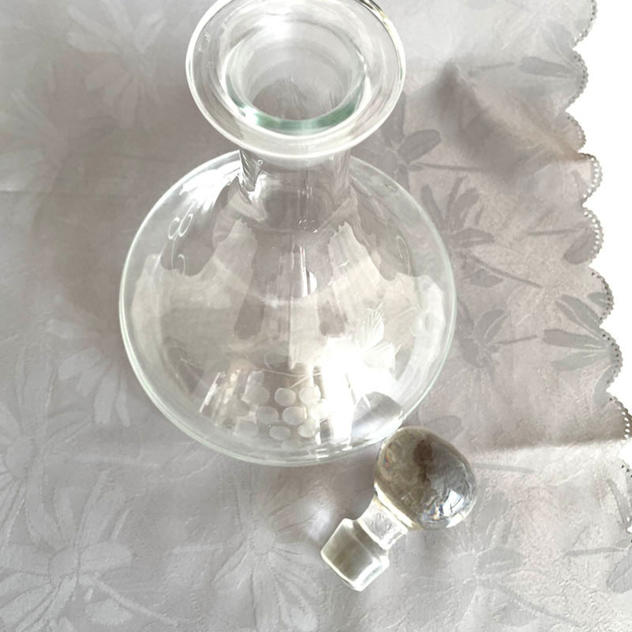 リカーデキャンタ 大きなガラス瓶 ワインディスペンサー　ぶどうの彫り模様